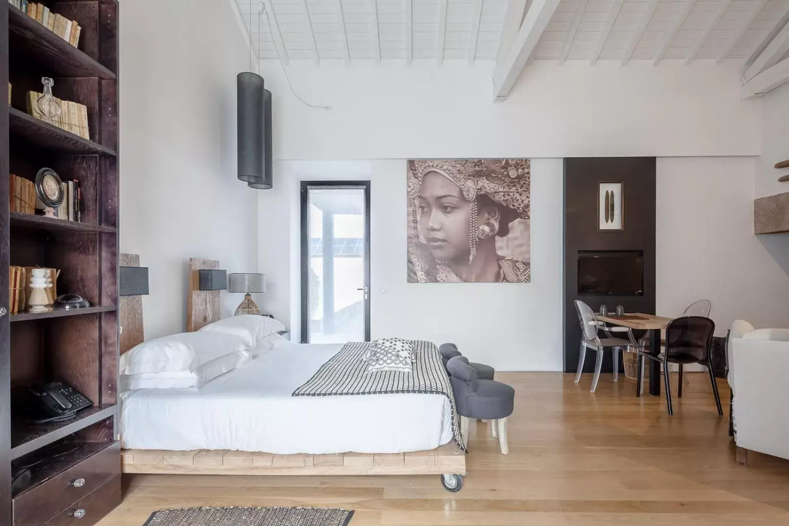 Shower, Bed in Torre de Palma Wine Hotel, Monforte, a Member of Design Hotels Shower, Bed in Torre de Palma Wine Hotel, Monforte, a Member of Design Hotels