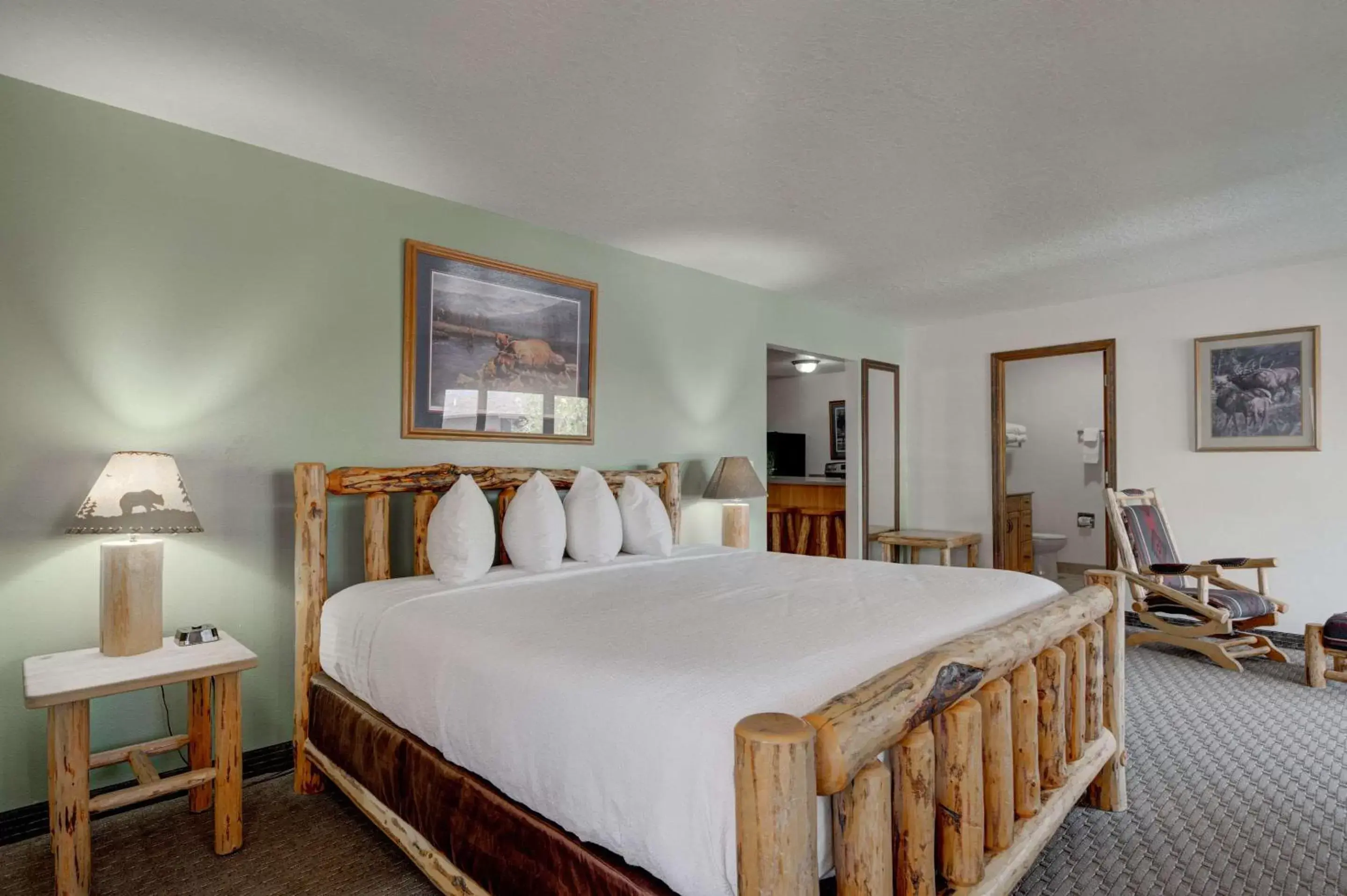 Bedroom, Bed in The Ridgeline Hotel at Yellowstone, Ascend Hotel Collection