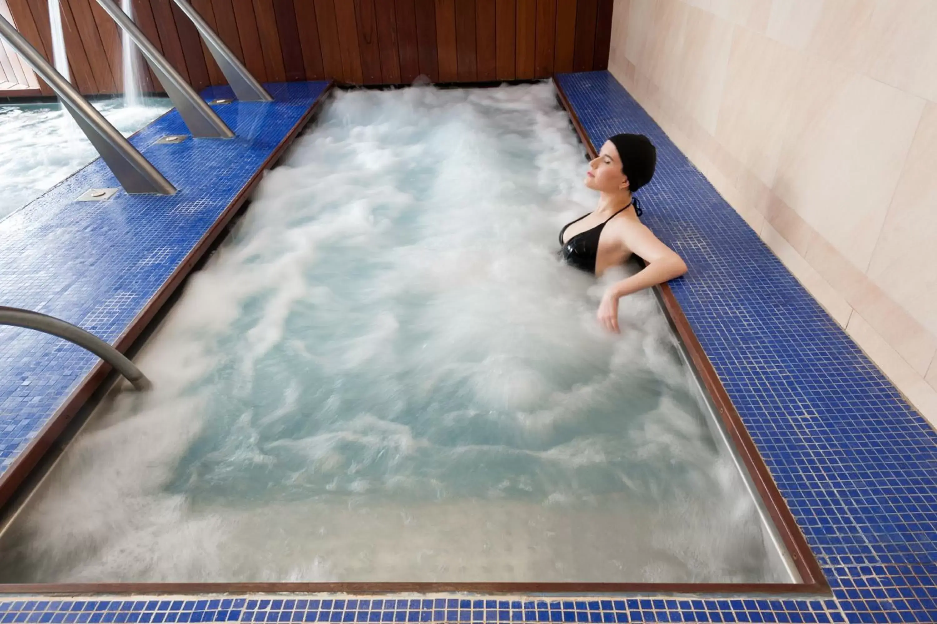 Hot Tub in SOMMOS Hotel Benasque Spa
