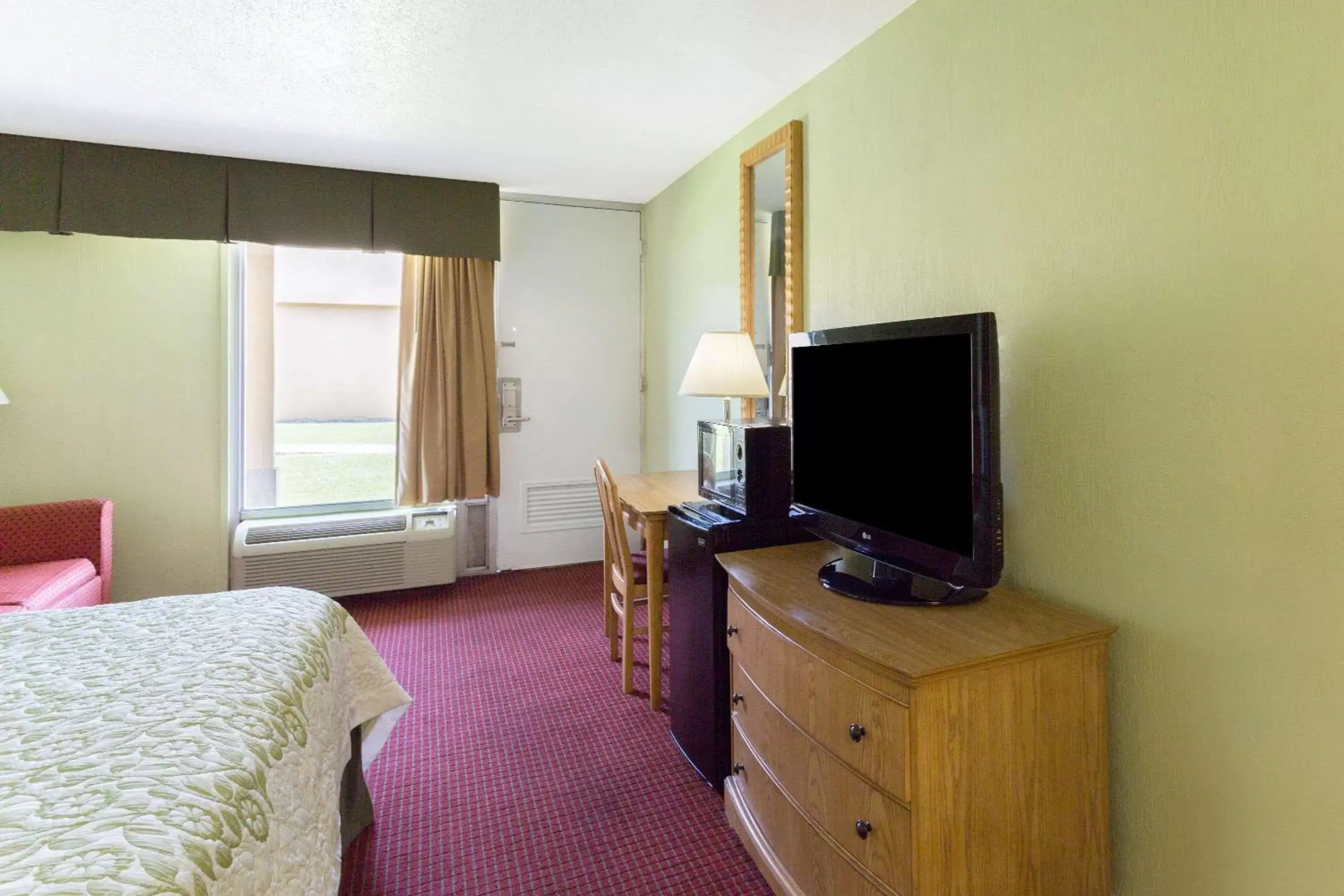 Photo of the whole room, TV/Entertainment Center in Days Inn by Wyndham Washington