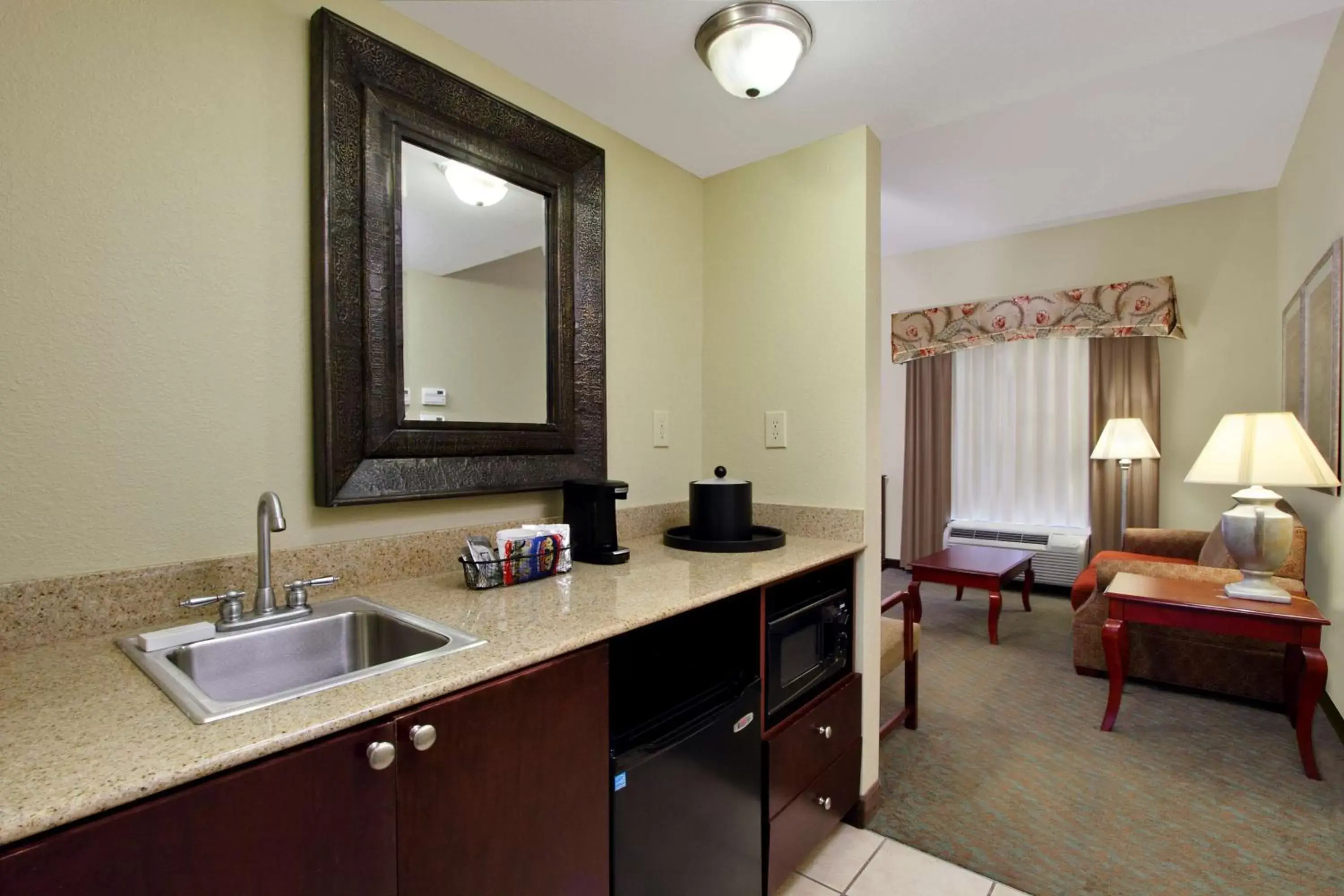 Kitchen or kitchenette, Kitchen/Kitchenette in Hampton Inn Jasper