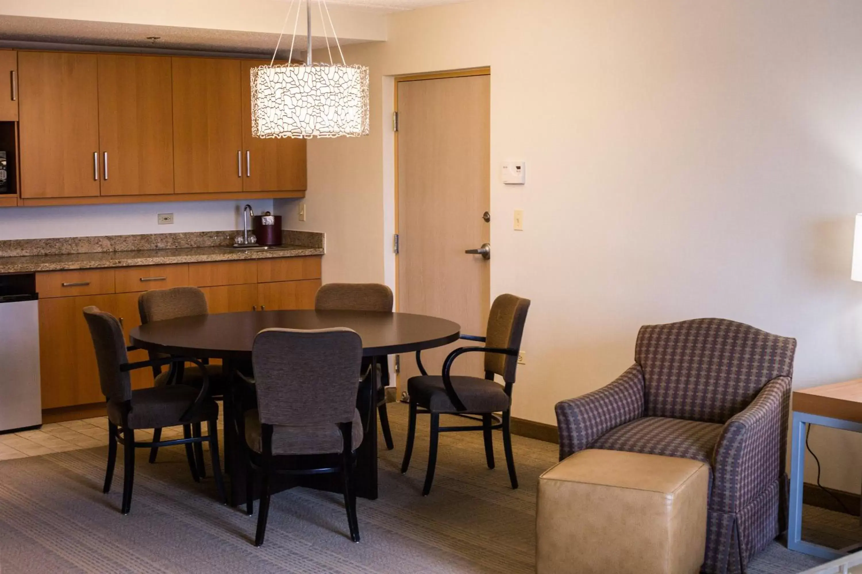 Photo of the whole room, Dining Area in Holiday Inn Hotel & Suites Bolingbrook, an IHG Hotel