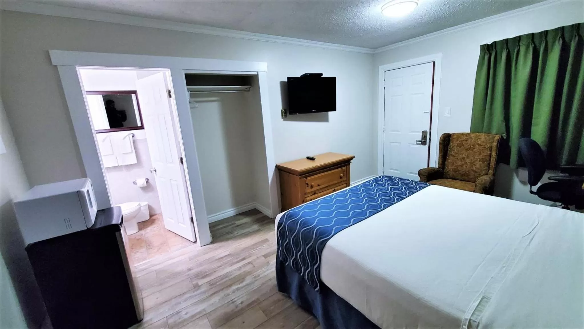 Bed in Knights Inn Colonial Fireside Inn