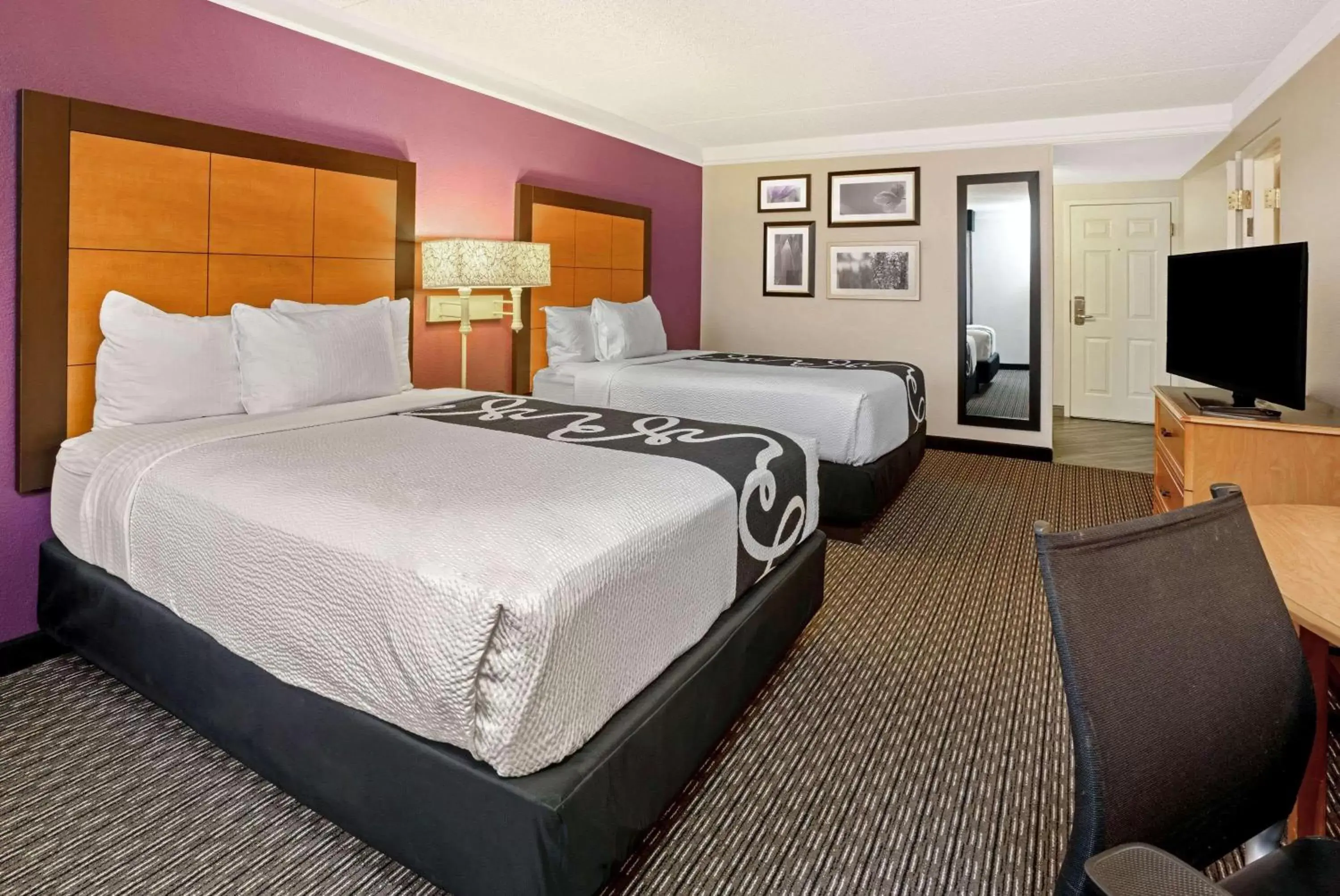 Photo of the whole room, Bed in La Quinta by Wyndham Tacoma - Seattle