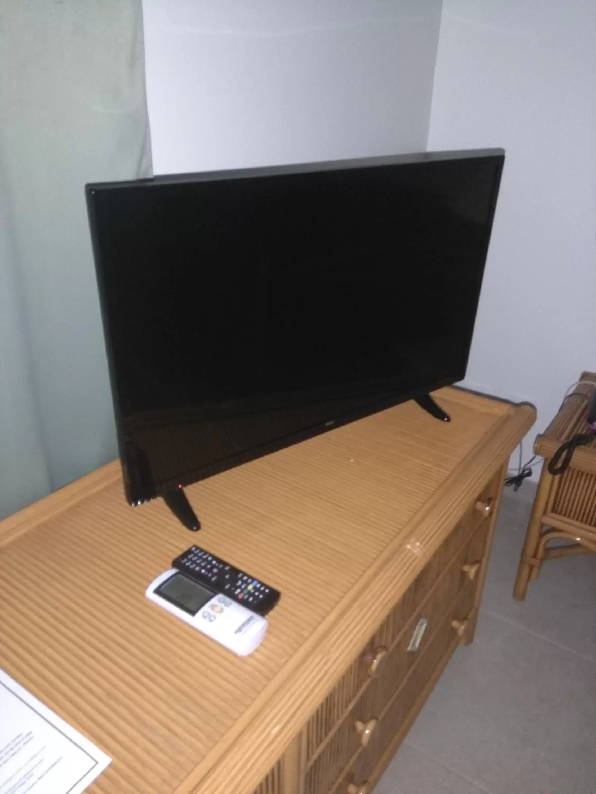 TV and multimedia, TV/Entertainment Center in Hotel Village Soleil