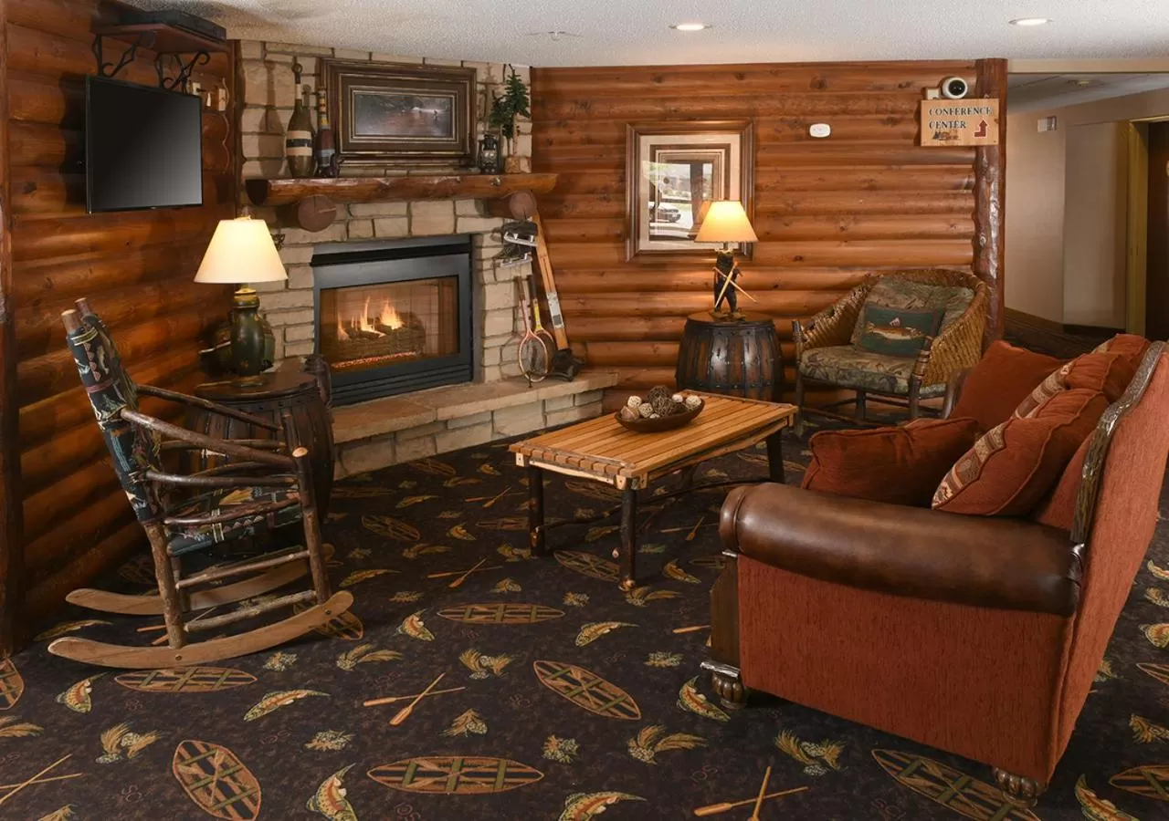 Communal lounge/ TV room in Cedar Creek Hotel Wausau - Rothschild
