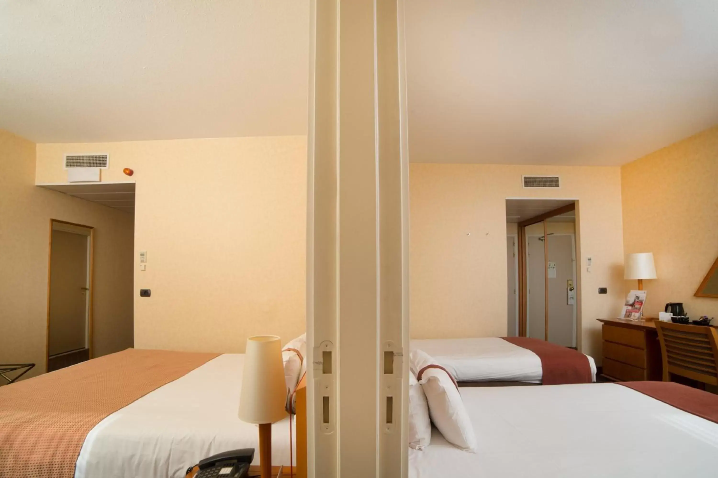 Photo of the whole room, Bed in Holiday Inn Gent Expo, an IHG Hotel