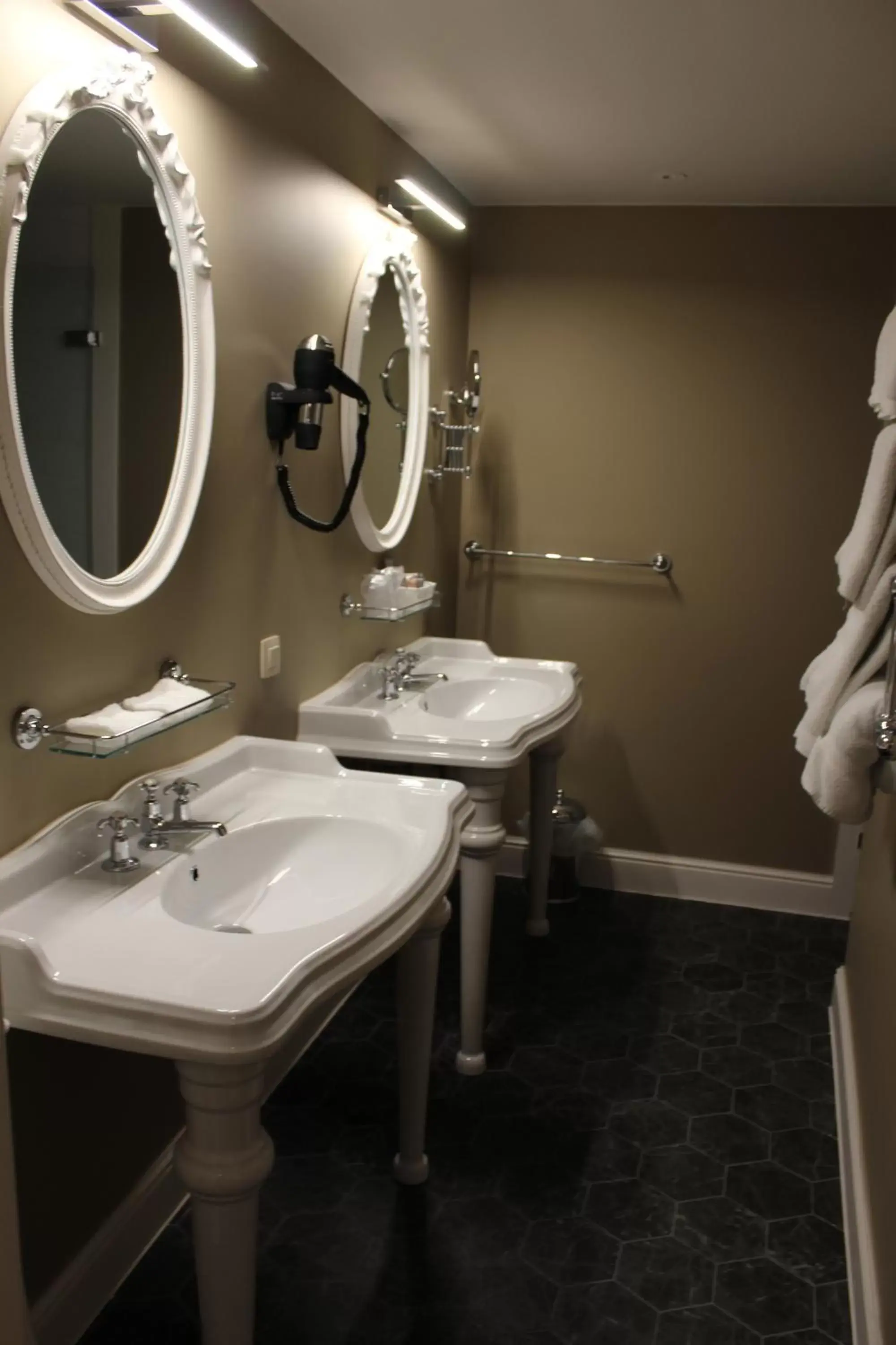 Bathroom in Boutique Hotel De Castillion - Small elegant family hotel