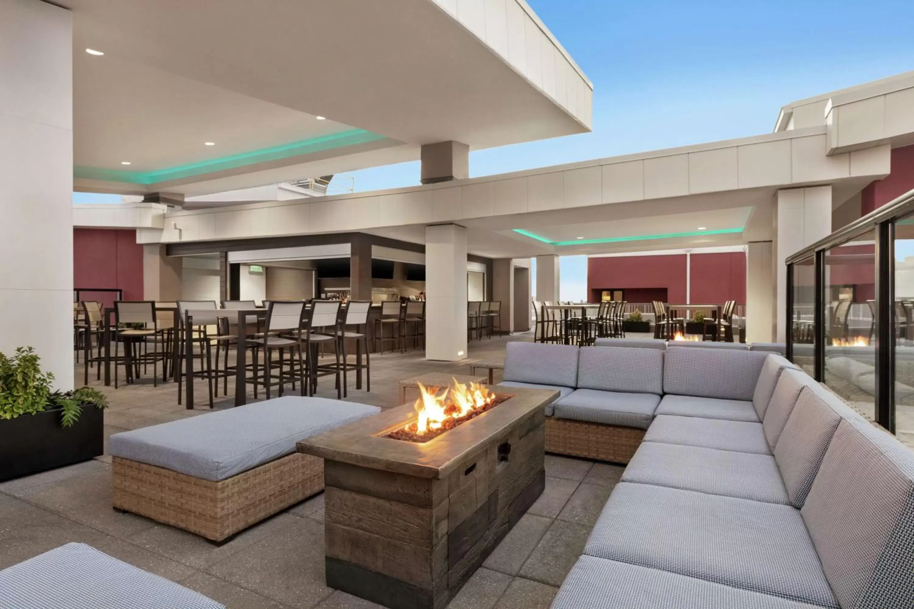 Lounge or bar, Seating Area in Embassy Suites By Hilton Wilmington Riverfront