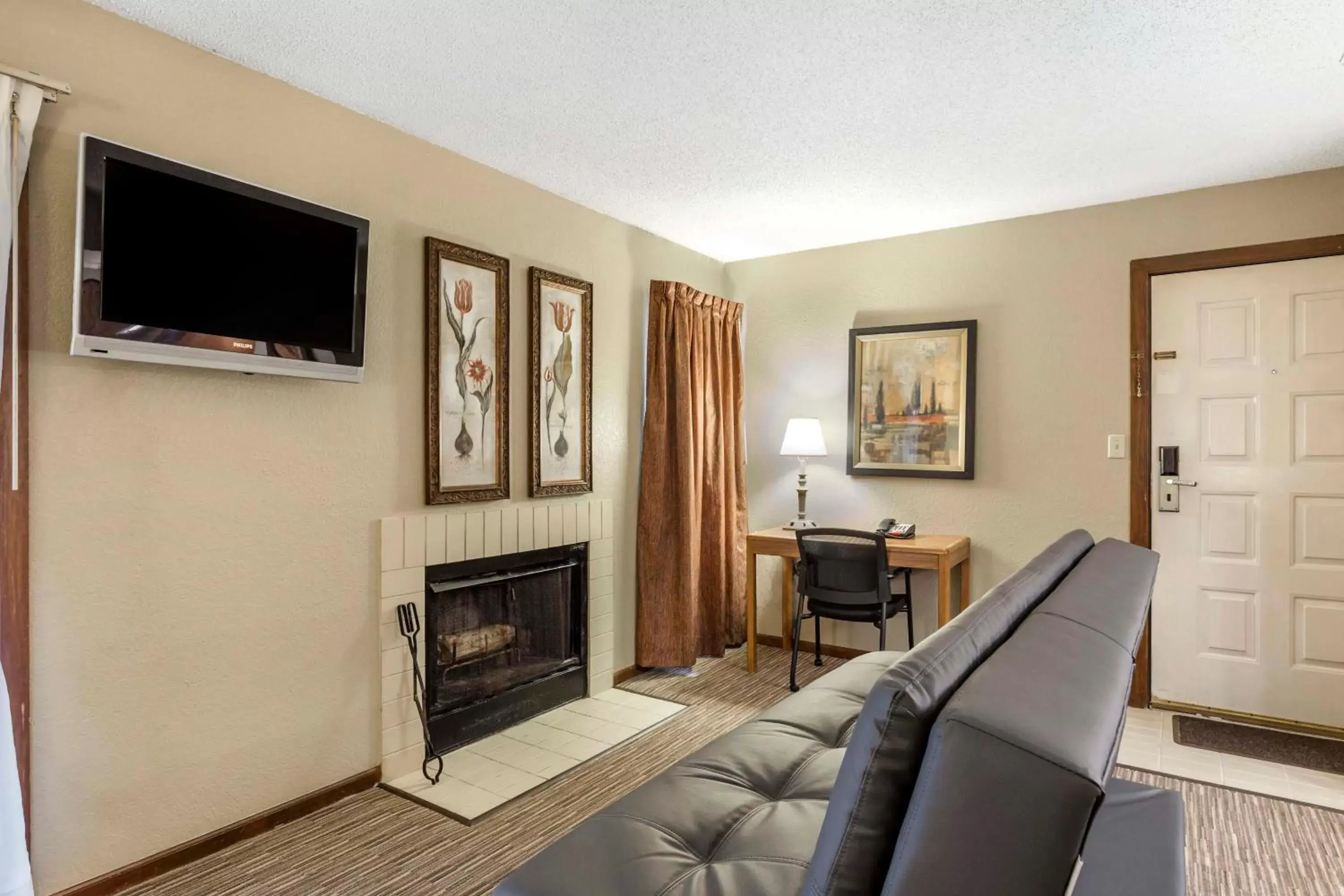 Living room, TV/Entertainment Center in Arbor Suites At The Mall