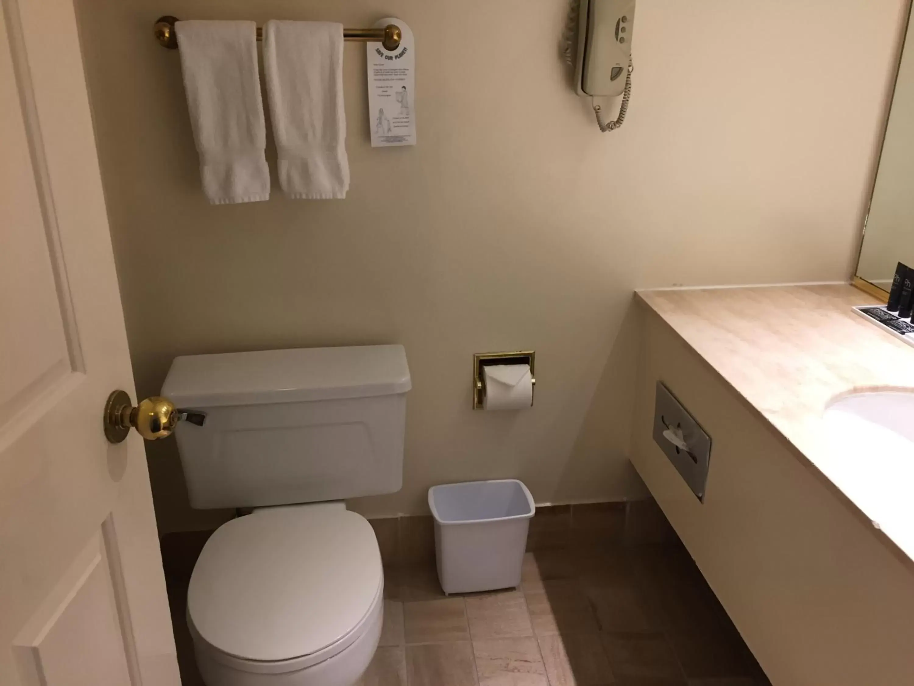 Bathroom in Kensington Park Hotel