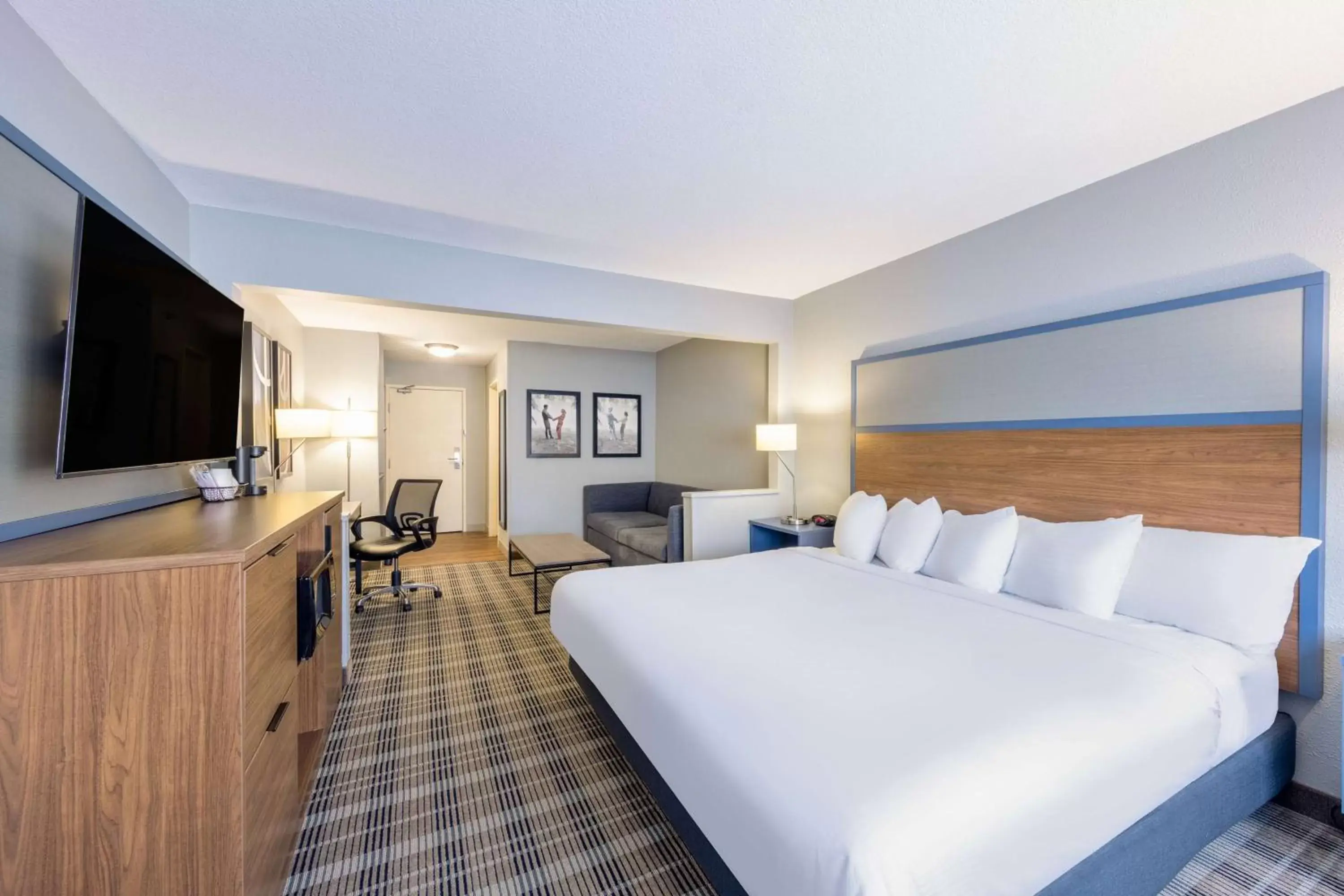 Bed, TV/Entertainment Center in AmericInn by Wyndham Duluth