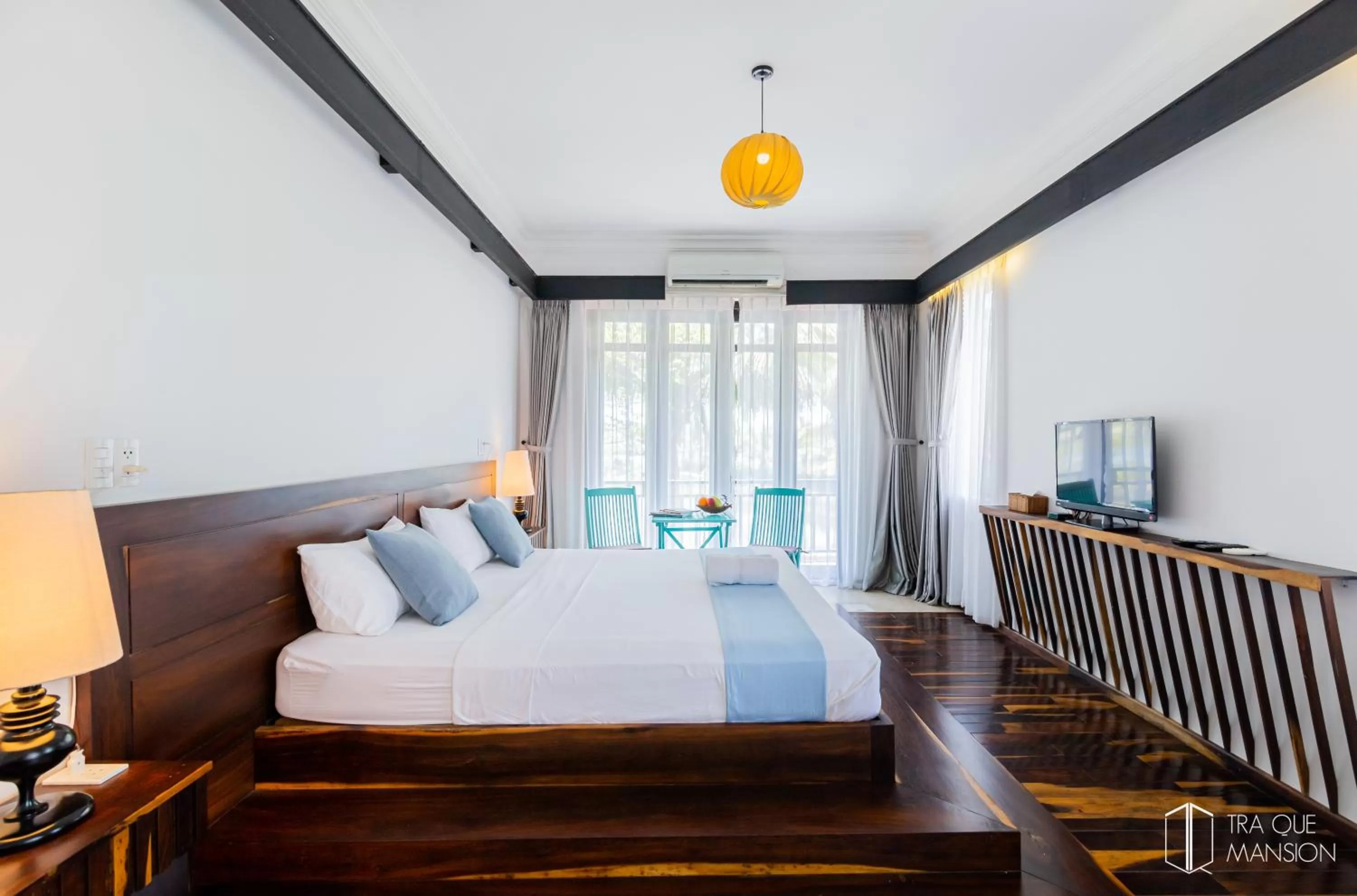 Bed in Tra Que Mansion