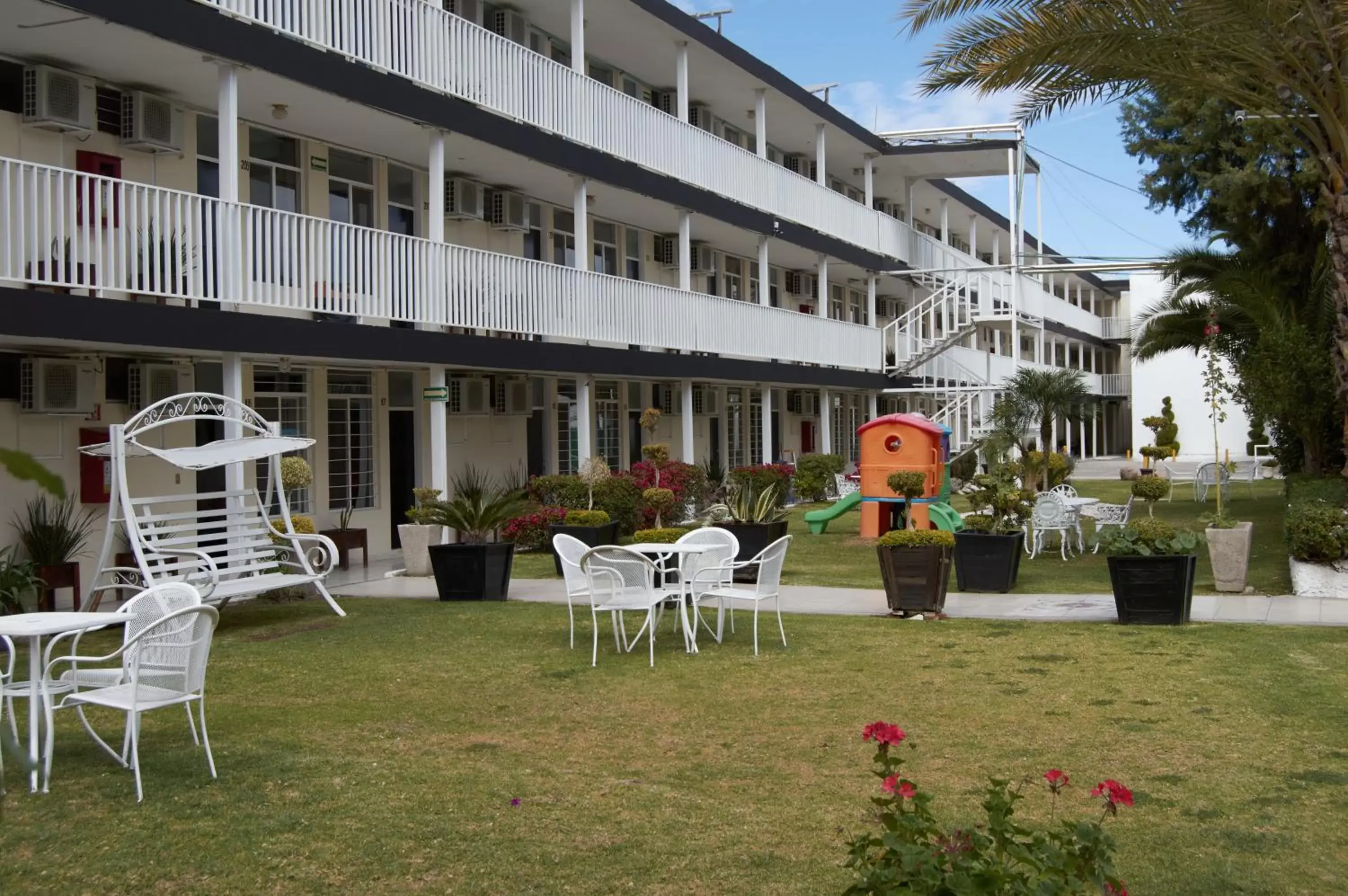 Garden, Property Building in Hotel del Alba Inn & Suites
