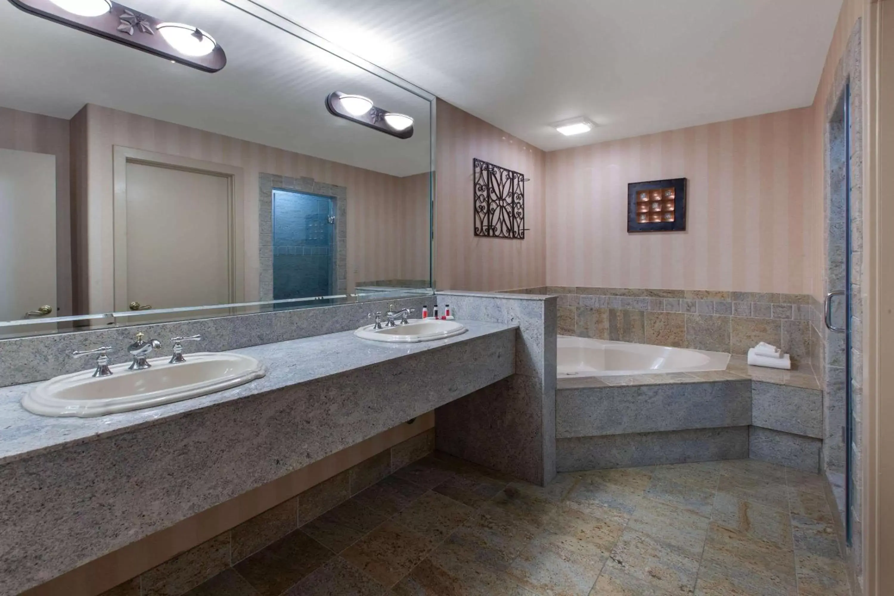 Photo of the whole room, Bathroom in Baymont by Wyndham Franklin