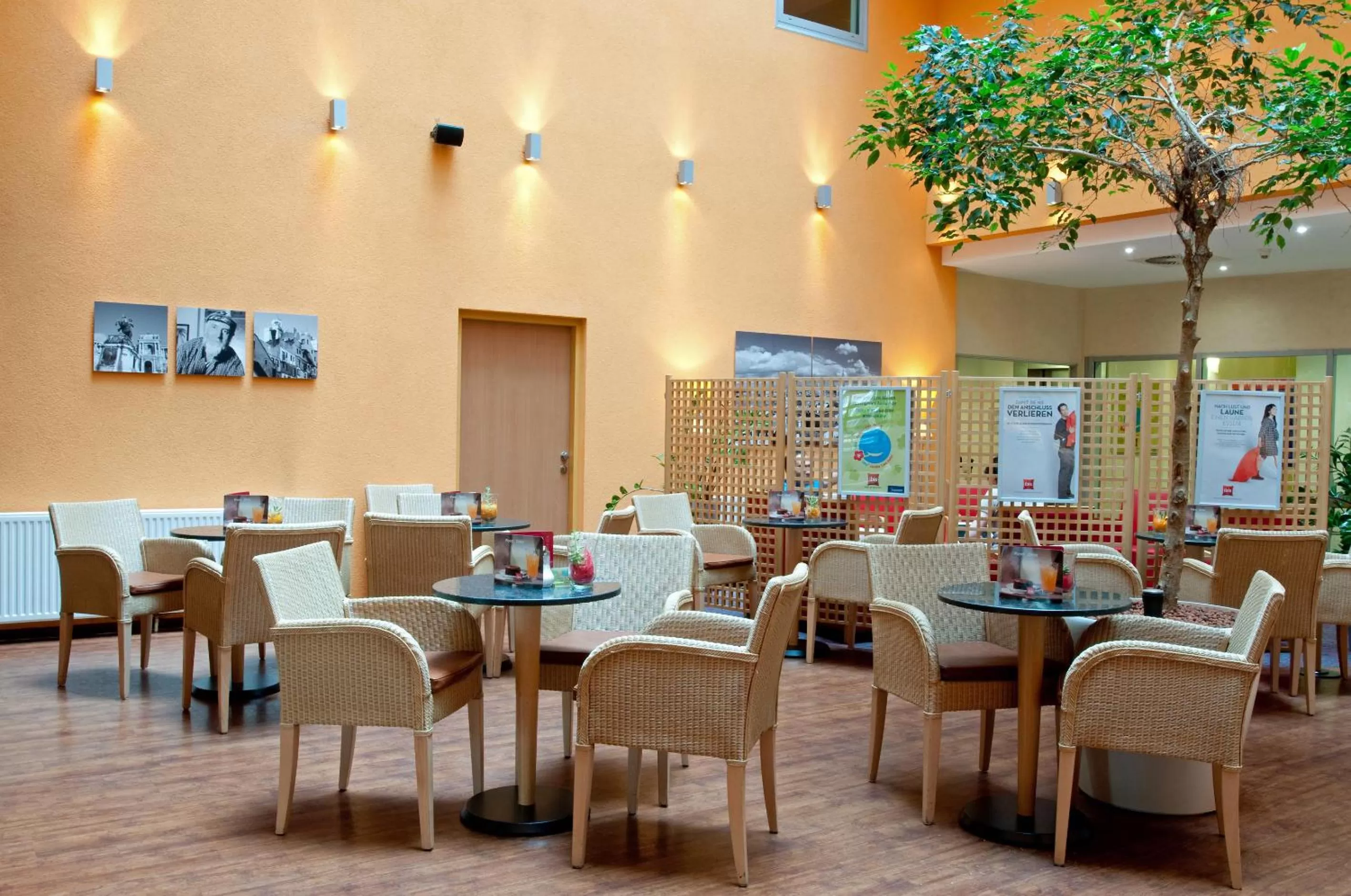 Lounge or bar in ibis Wien City