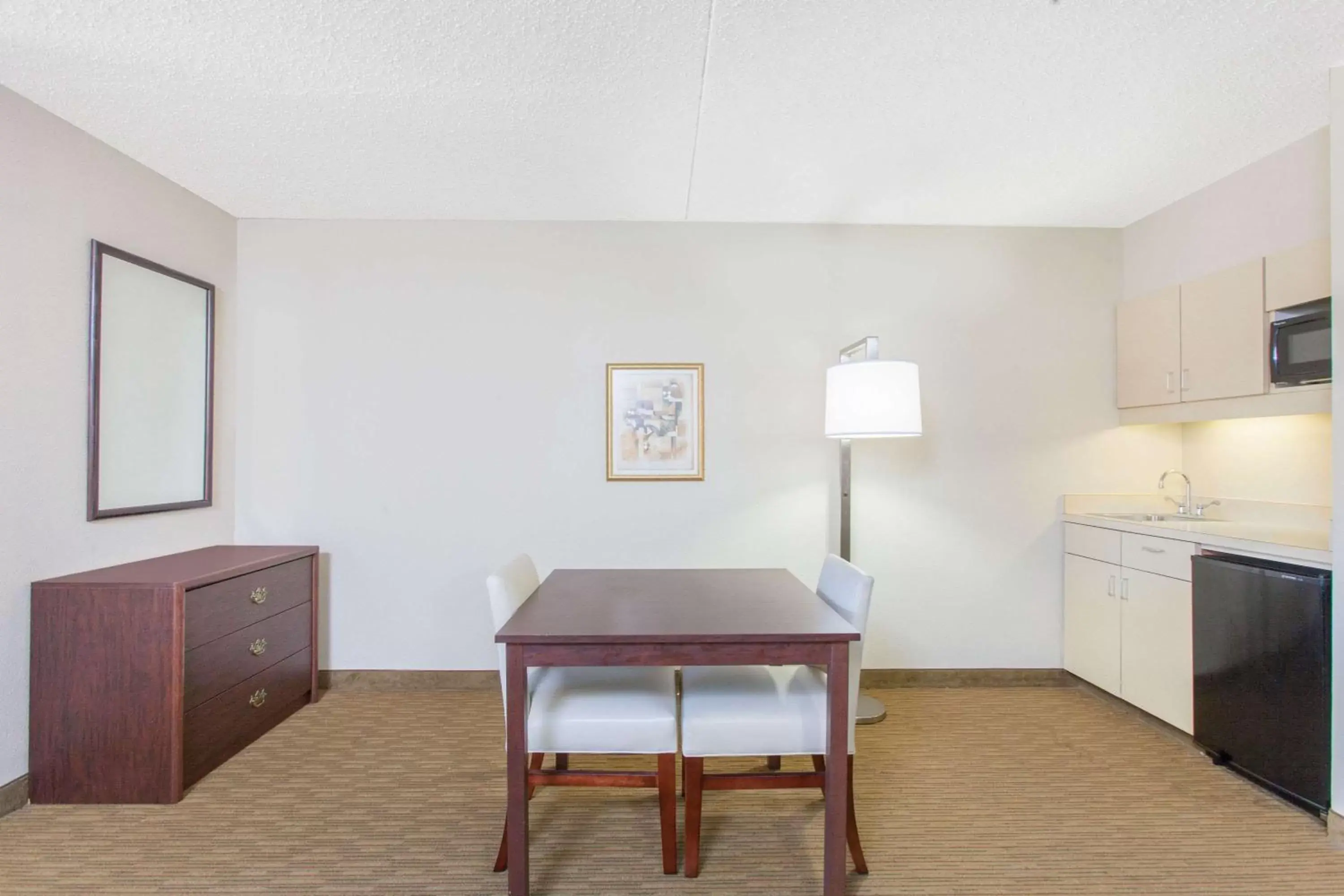 Photo of the whole room, Dining Area in Hawthorn Suites Midwest City