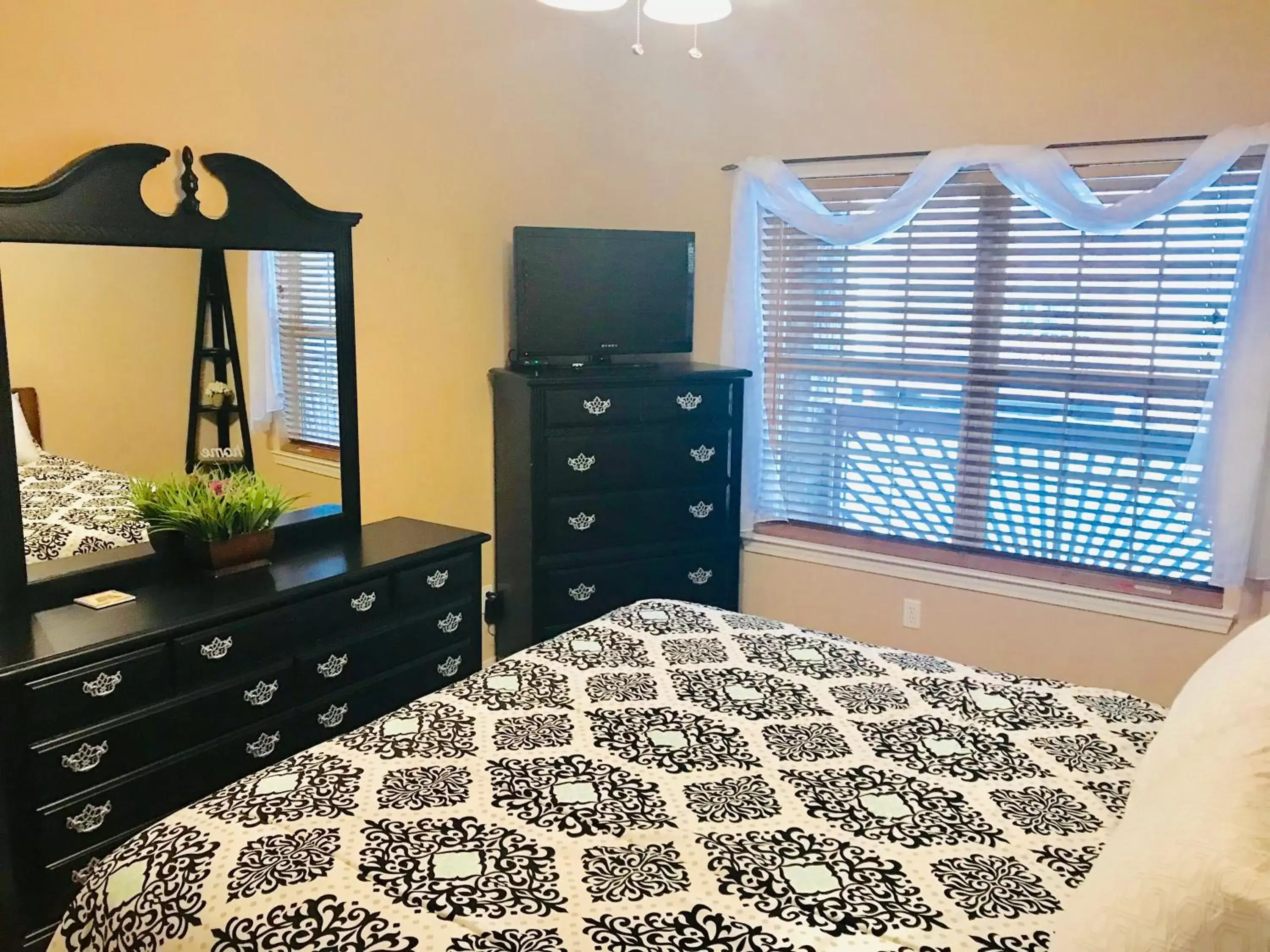 Bed in Rockwood Condos on Table Rock Lake