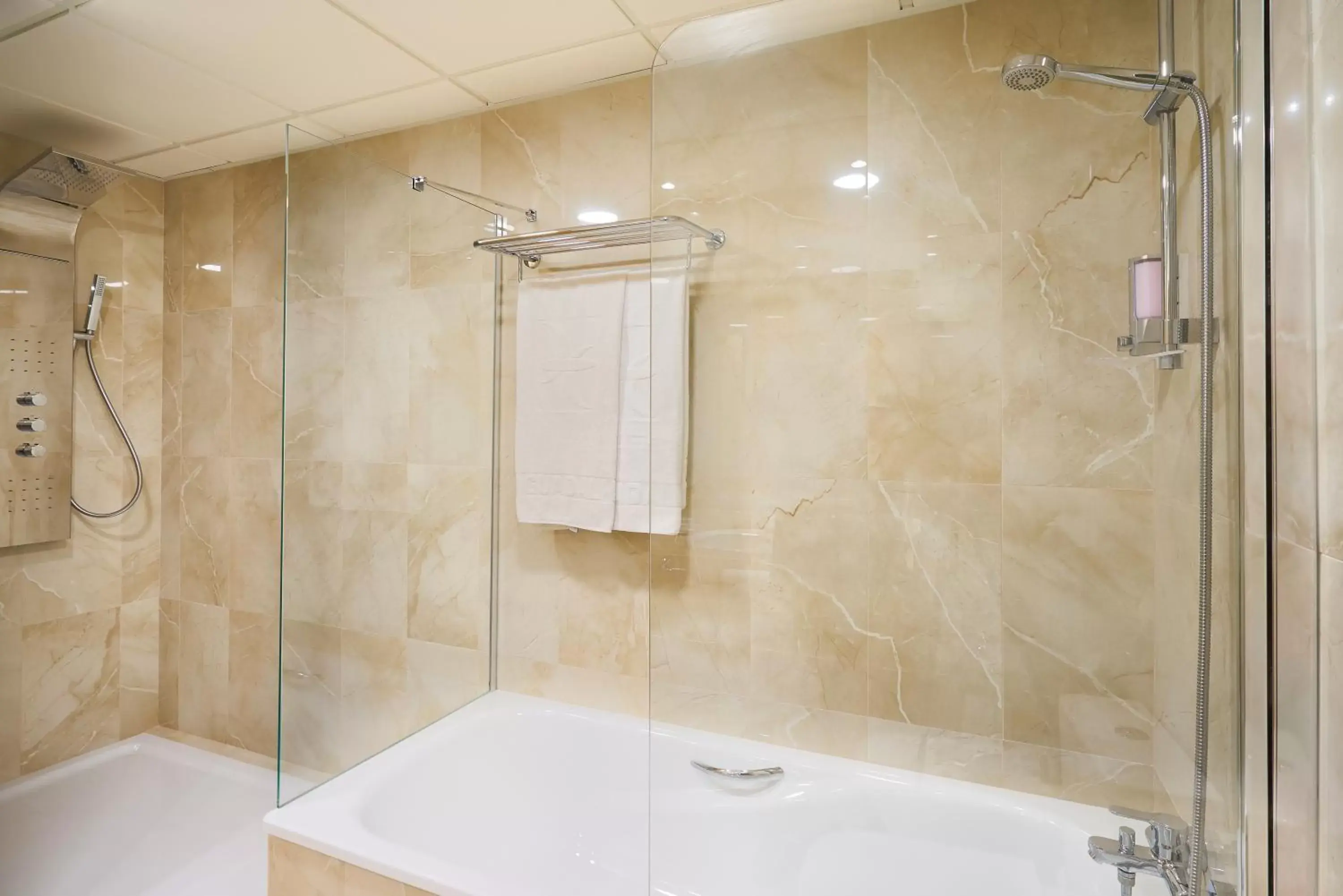 Shower, Bathroom in Hotel Guadalmedina