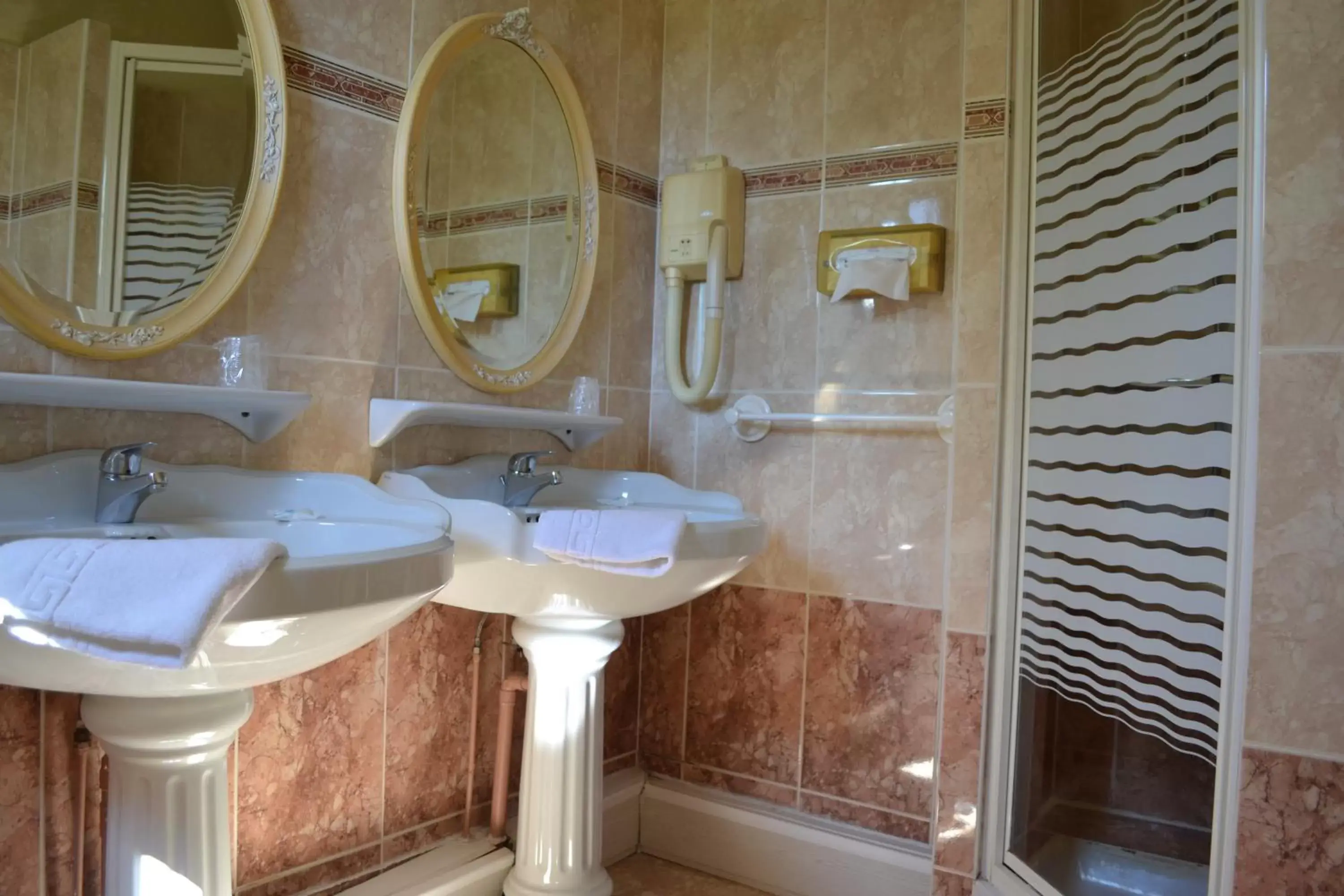 Spa and wellness centre/facilities, Bathroom in Hôtel Le Castel