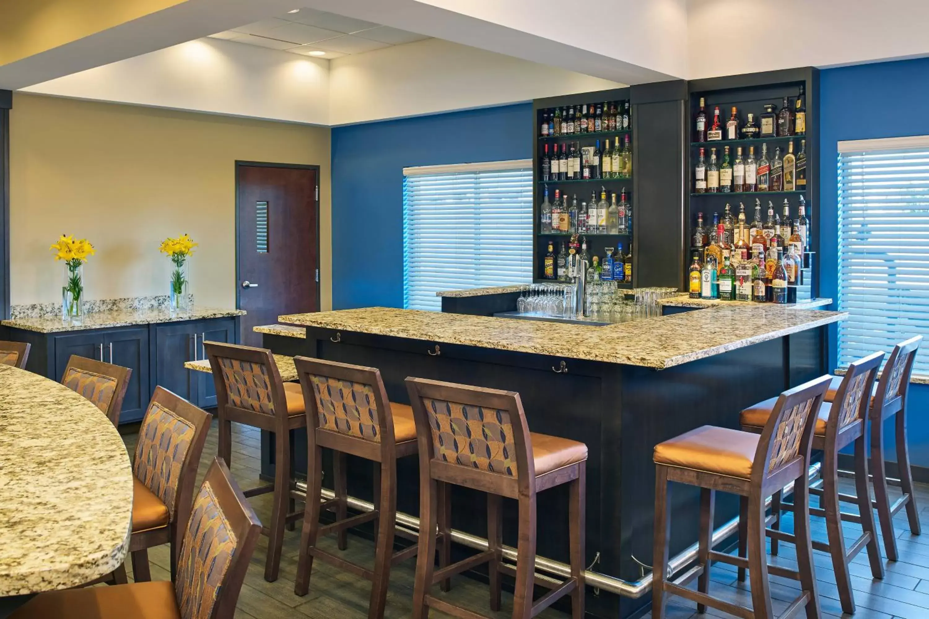 Restaurant/places to eat, Lounge/Bar in Four Points by Sheraton Williston
