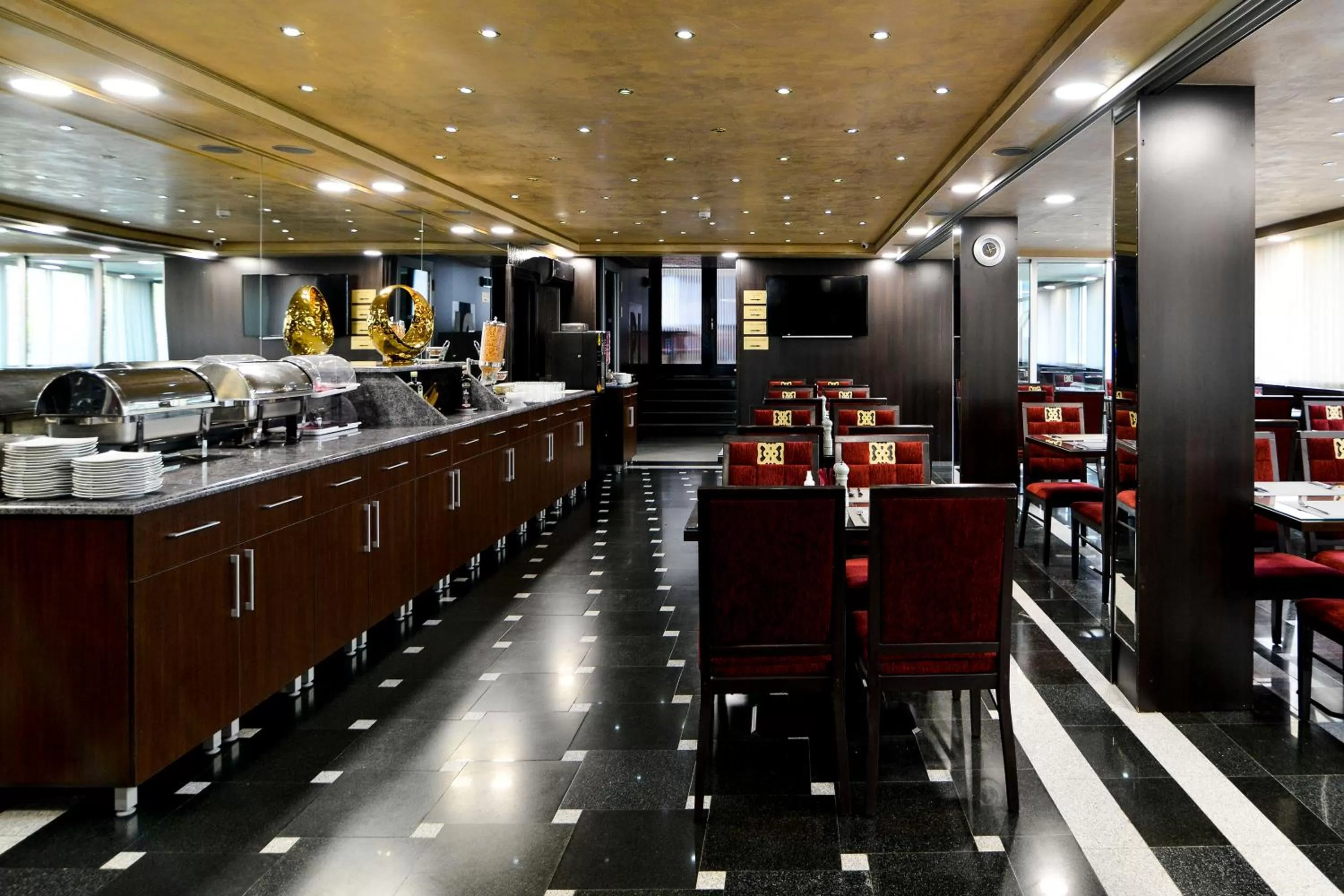 Restaurant/places to eat in Prezident Hotel