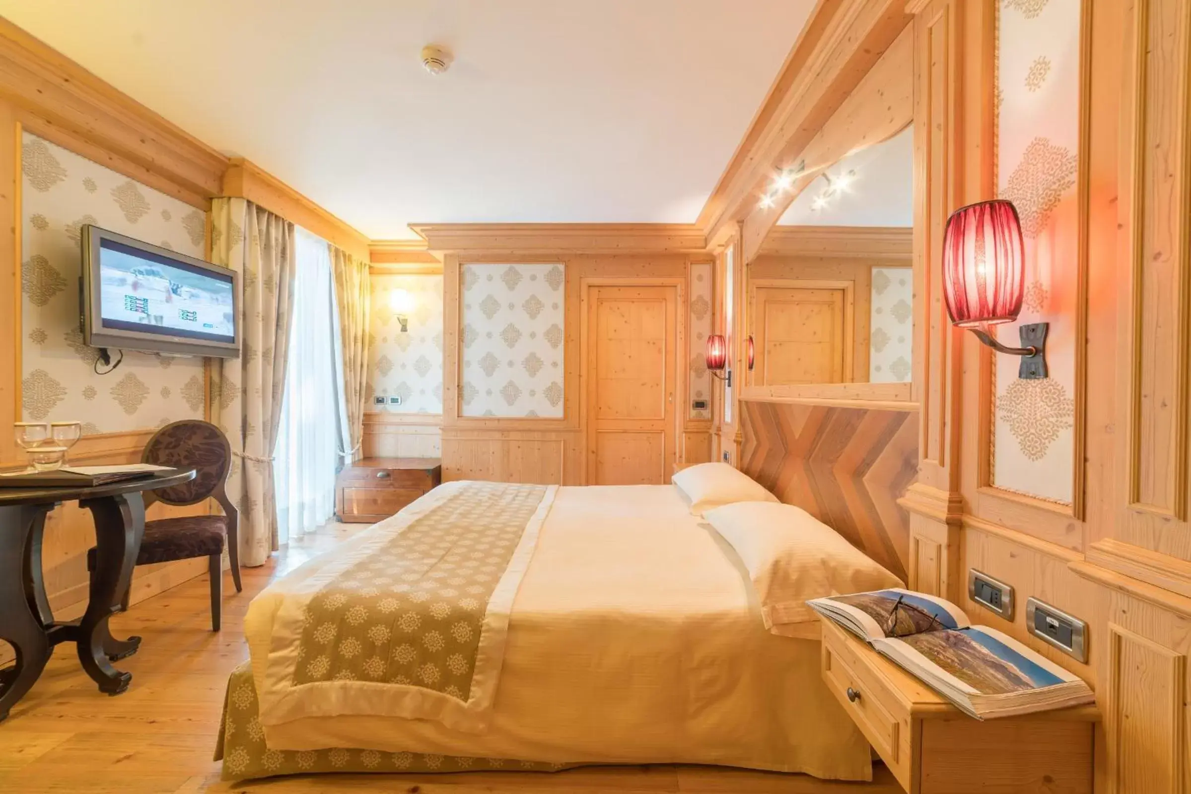Photo of the whole room, Bed in Cristal Palace Hotel