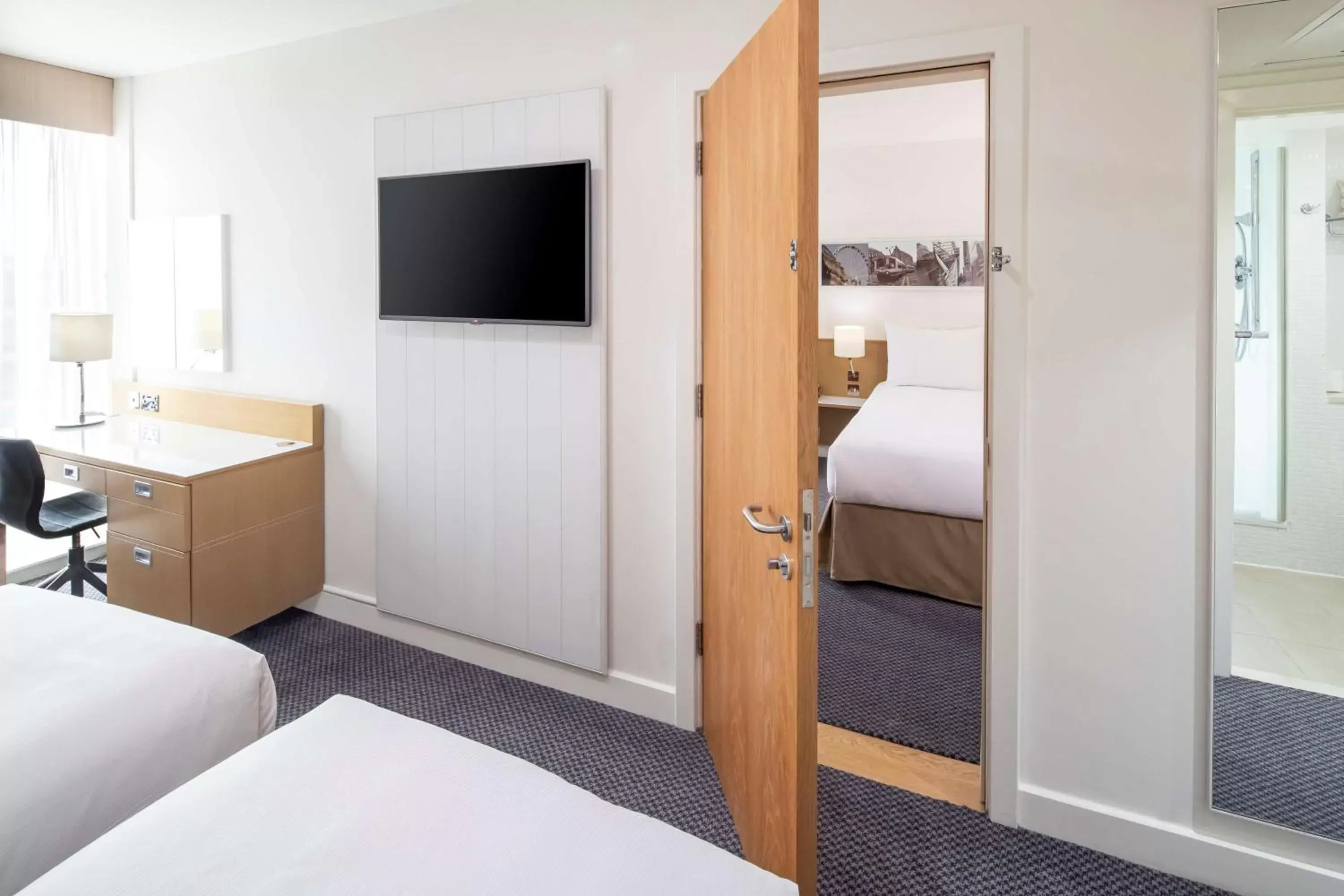 Bed, TV/Entertainment Center in DoubleTree by Hilton Manchester Piccadilly