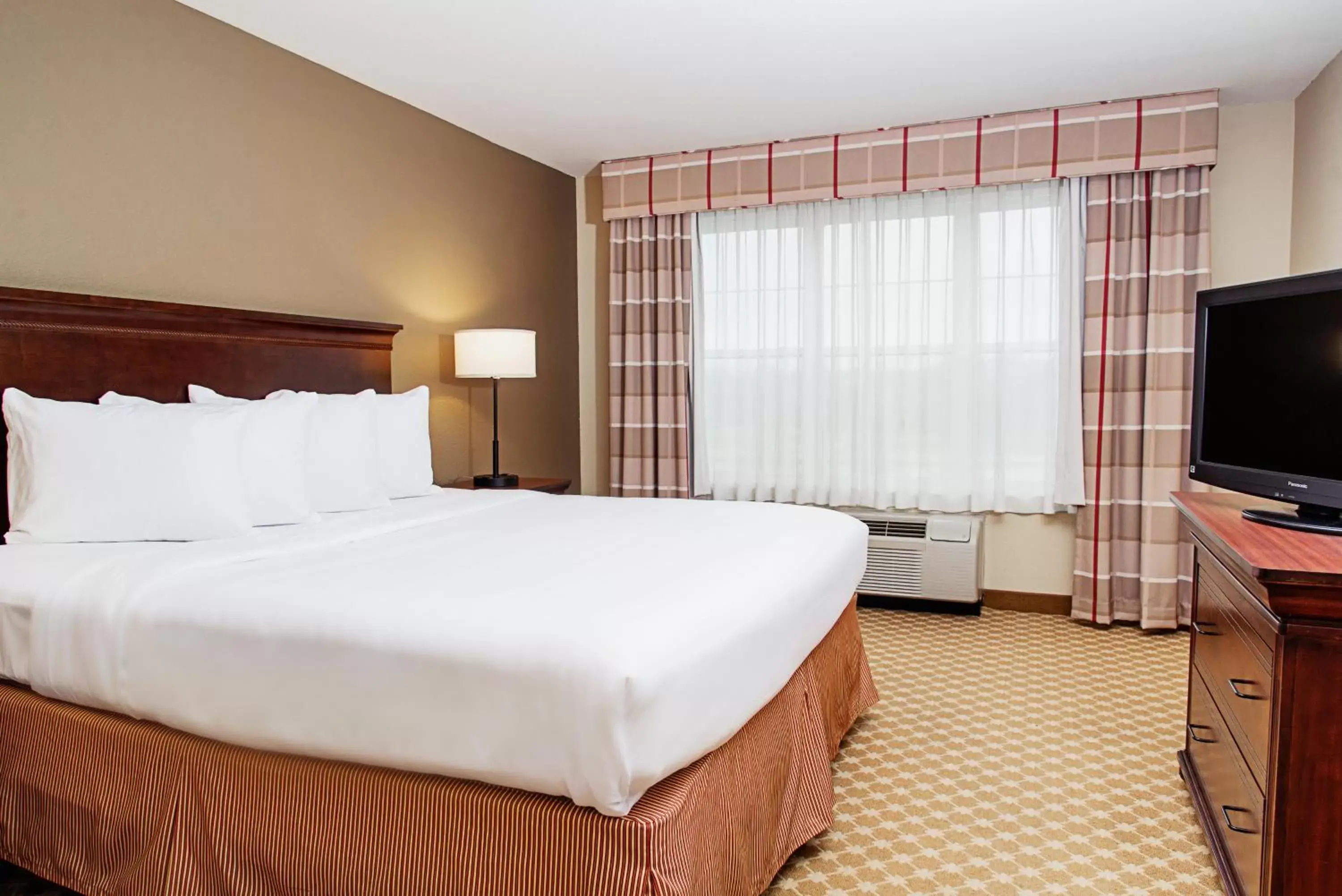 Bed in Country Inn & Suites by Radisson, Milwaukee West (Brookfield), WI