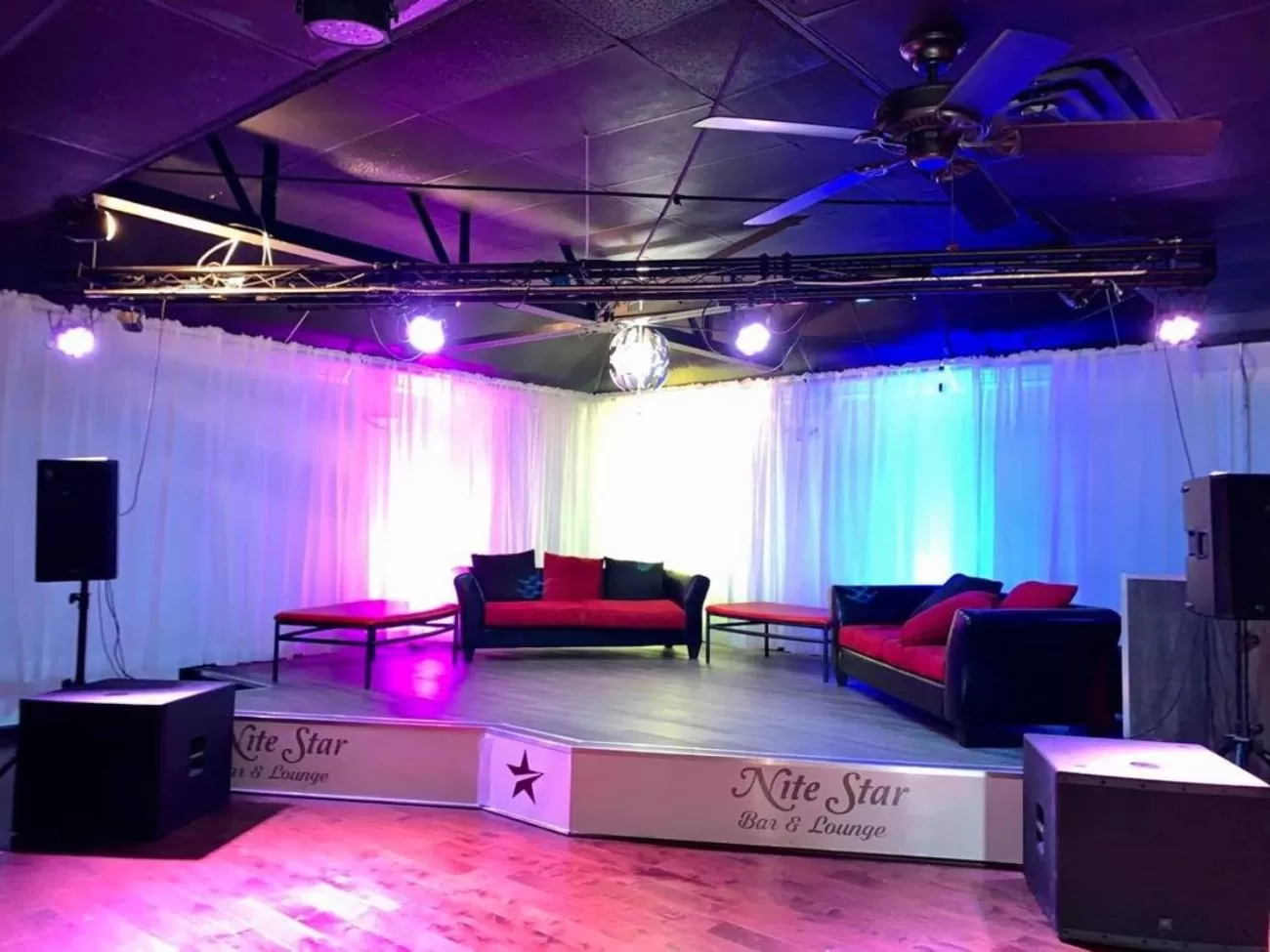 Lounge or bar in R Nite Star Inn and Suites -Home of the Cowboys & Rangers