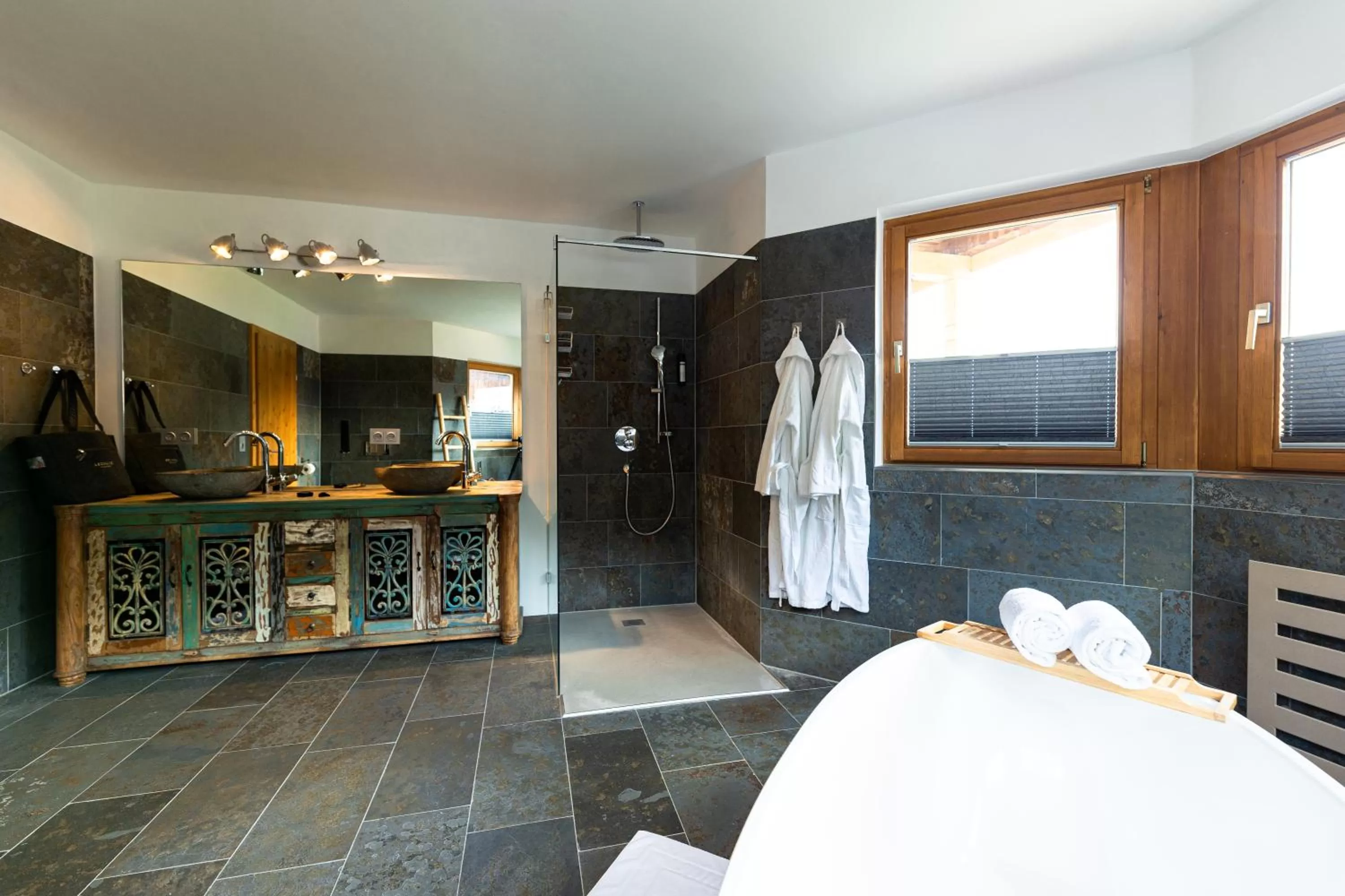 Bathroom in Wellness Aparthotel "Lechlife" incl Pool - 400m zum LIFT