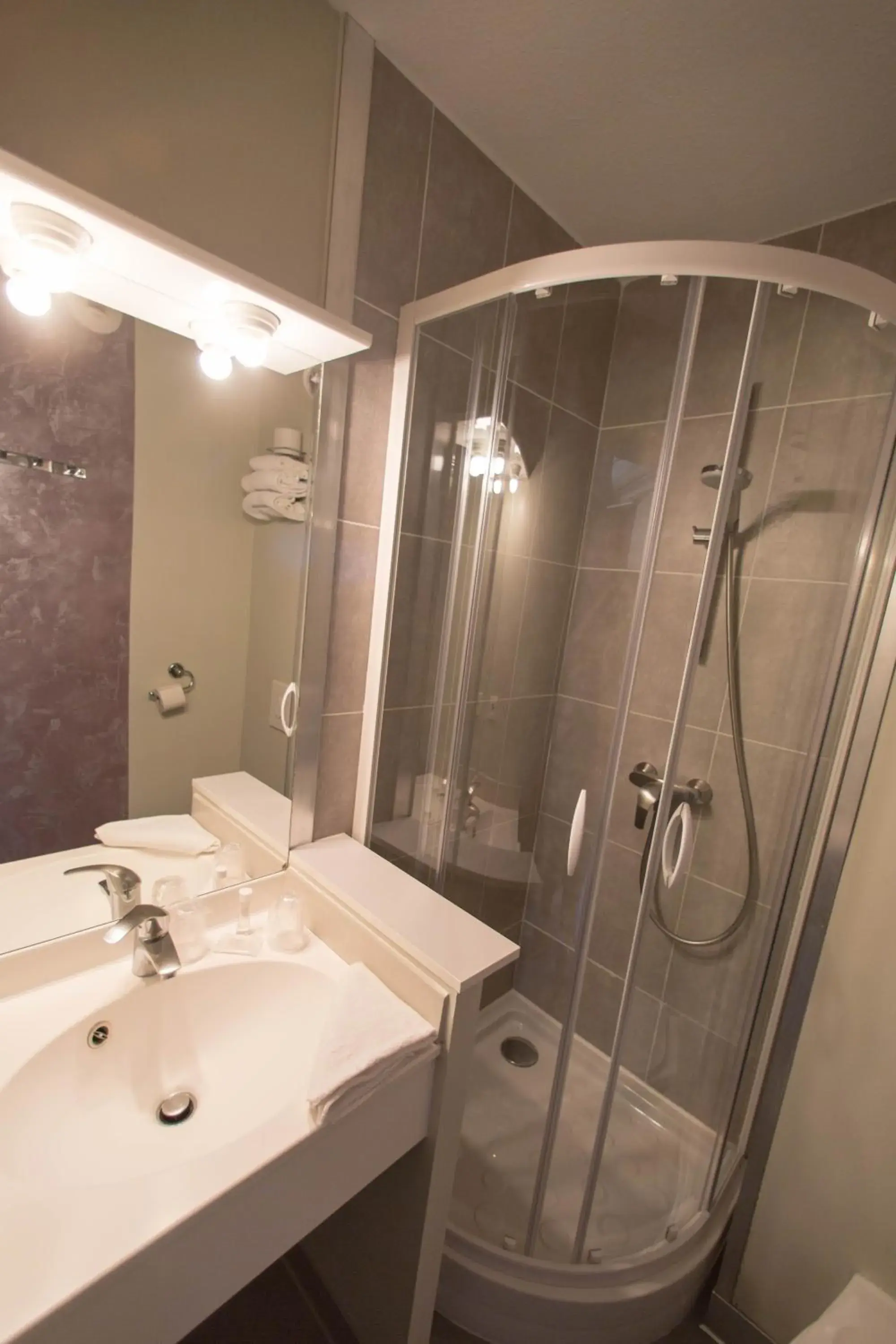 Shower, Bathroom in Hotel Grand Cap