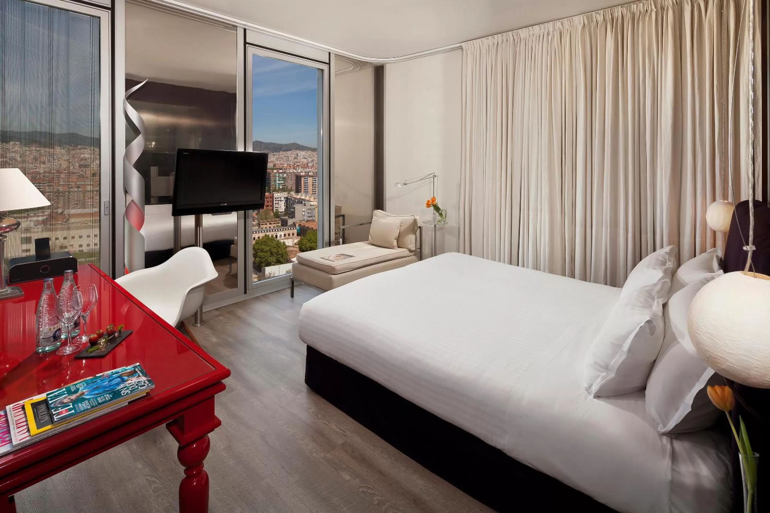 Photo of the whole room, Bed in Melia Barcelona Sky 4* Sup