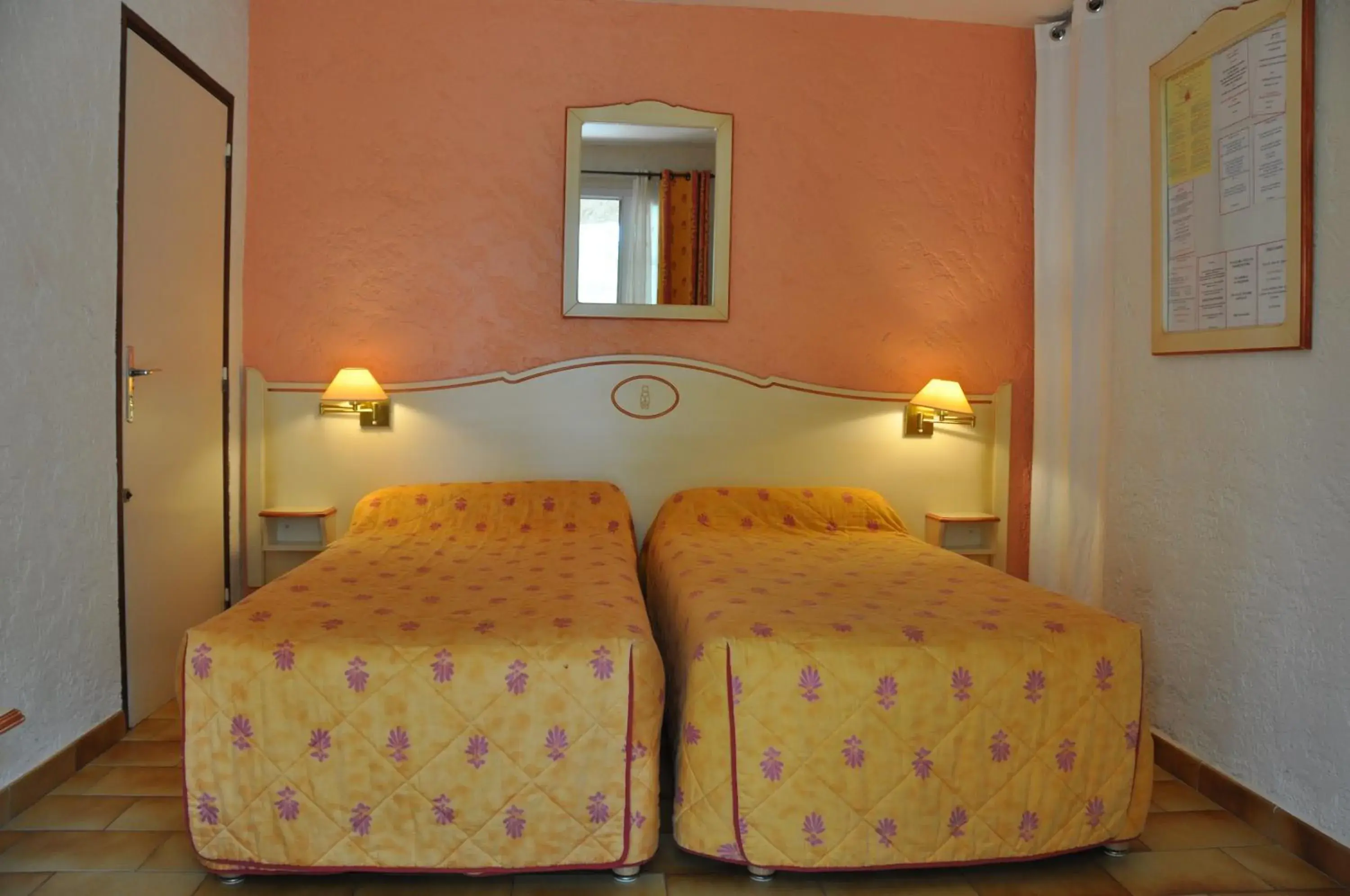 Photo of the whole room, Bed in La Cigalière