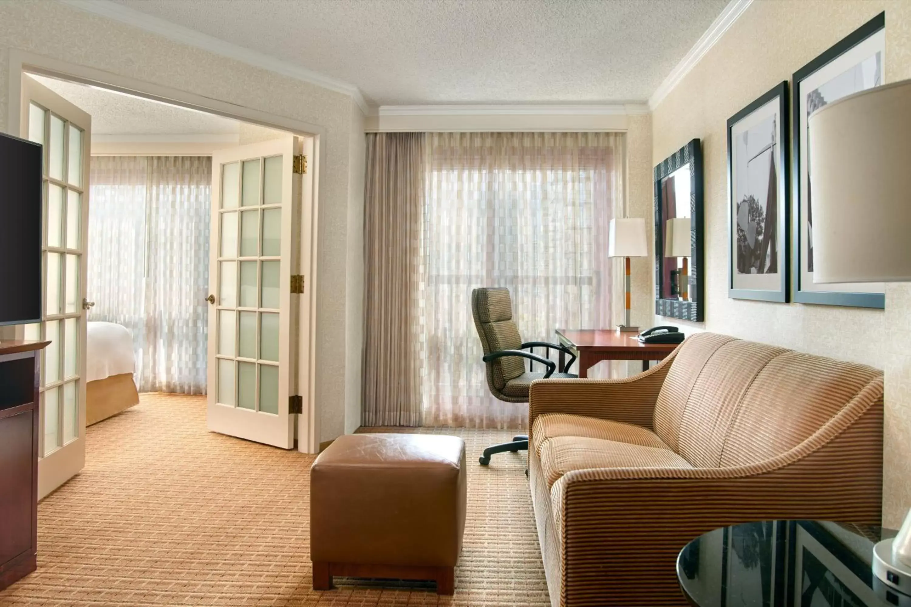 Photo of the whole room, Seating Area in Atlanta Marriott Suites Midtown