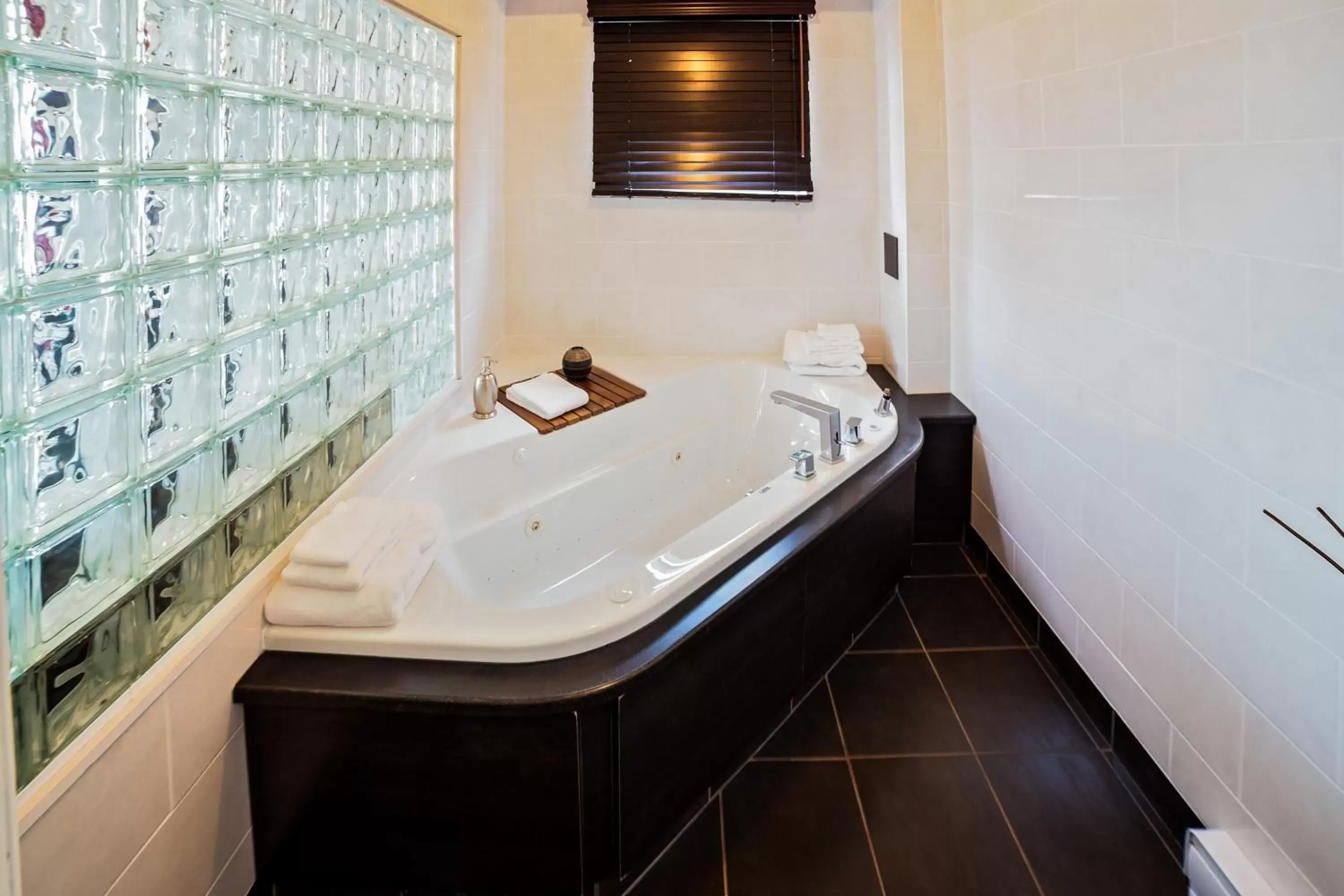 Hot Tub, Bathroom in Hôtel Saint-Germain Rimouski
