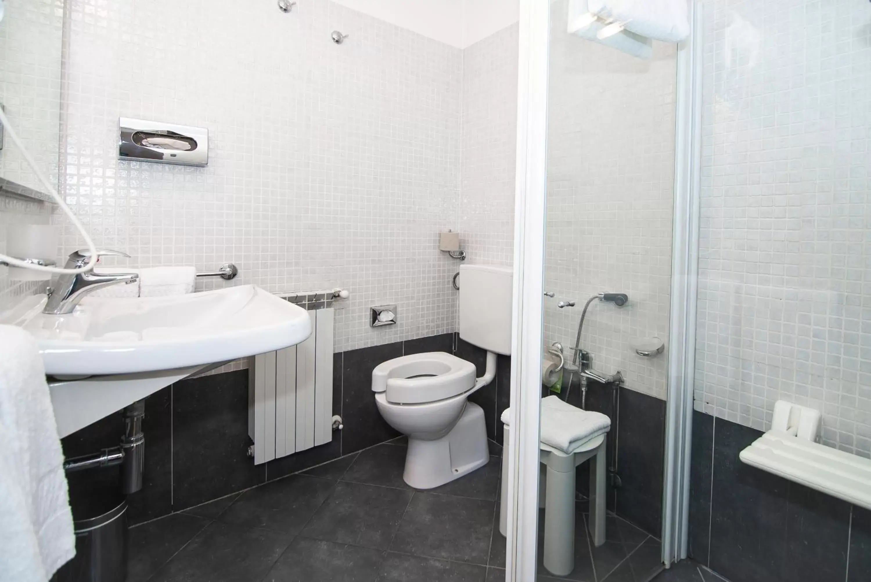 Shower, Bathroom in Hotel La Colonna