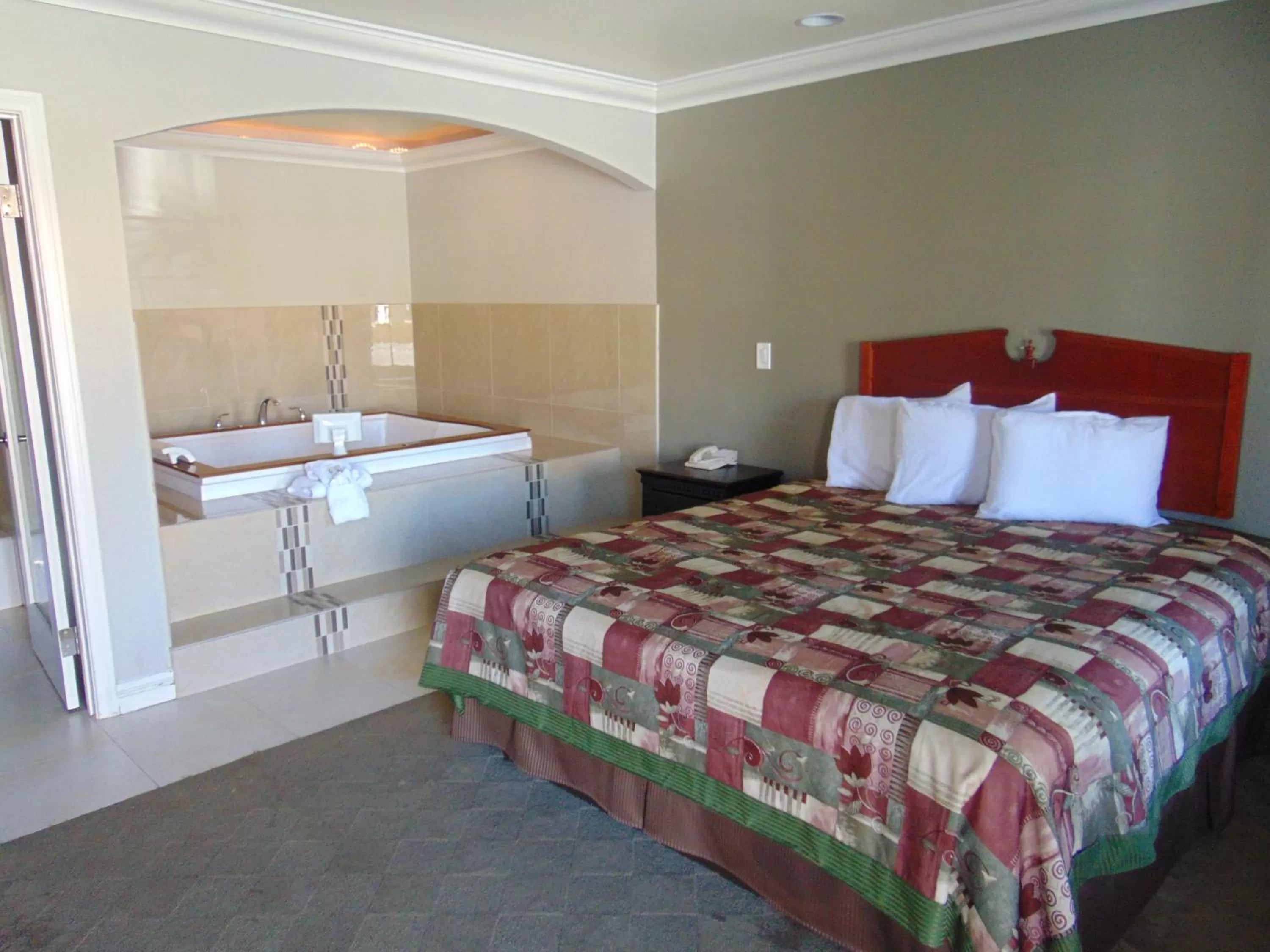 Photo of the whole room, Bed in West Coast Inn Santa Ana