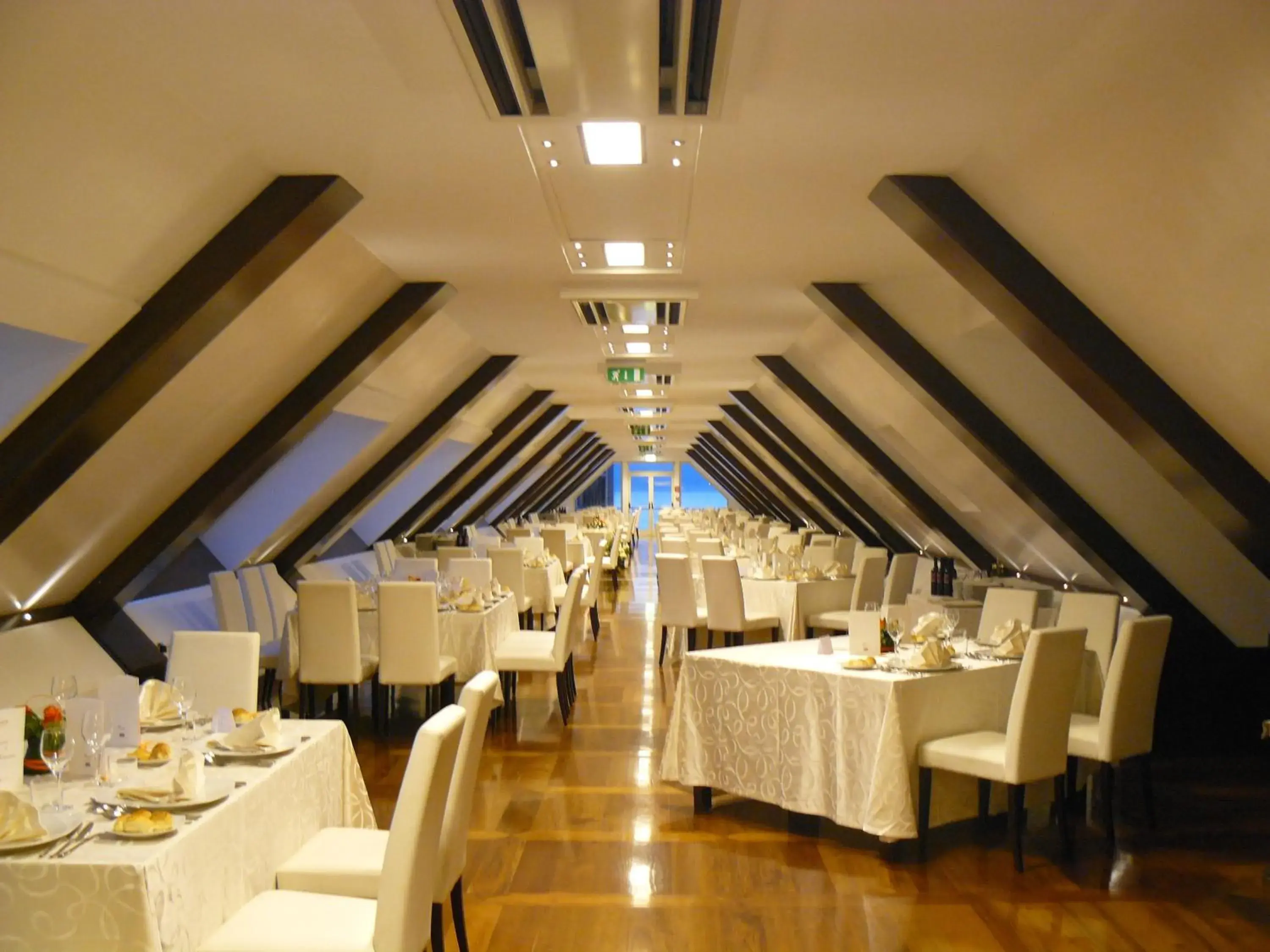 Restaurant/places to eat in E' Hotel Restaurant/places to eat in E' Hotel