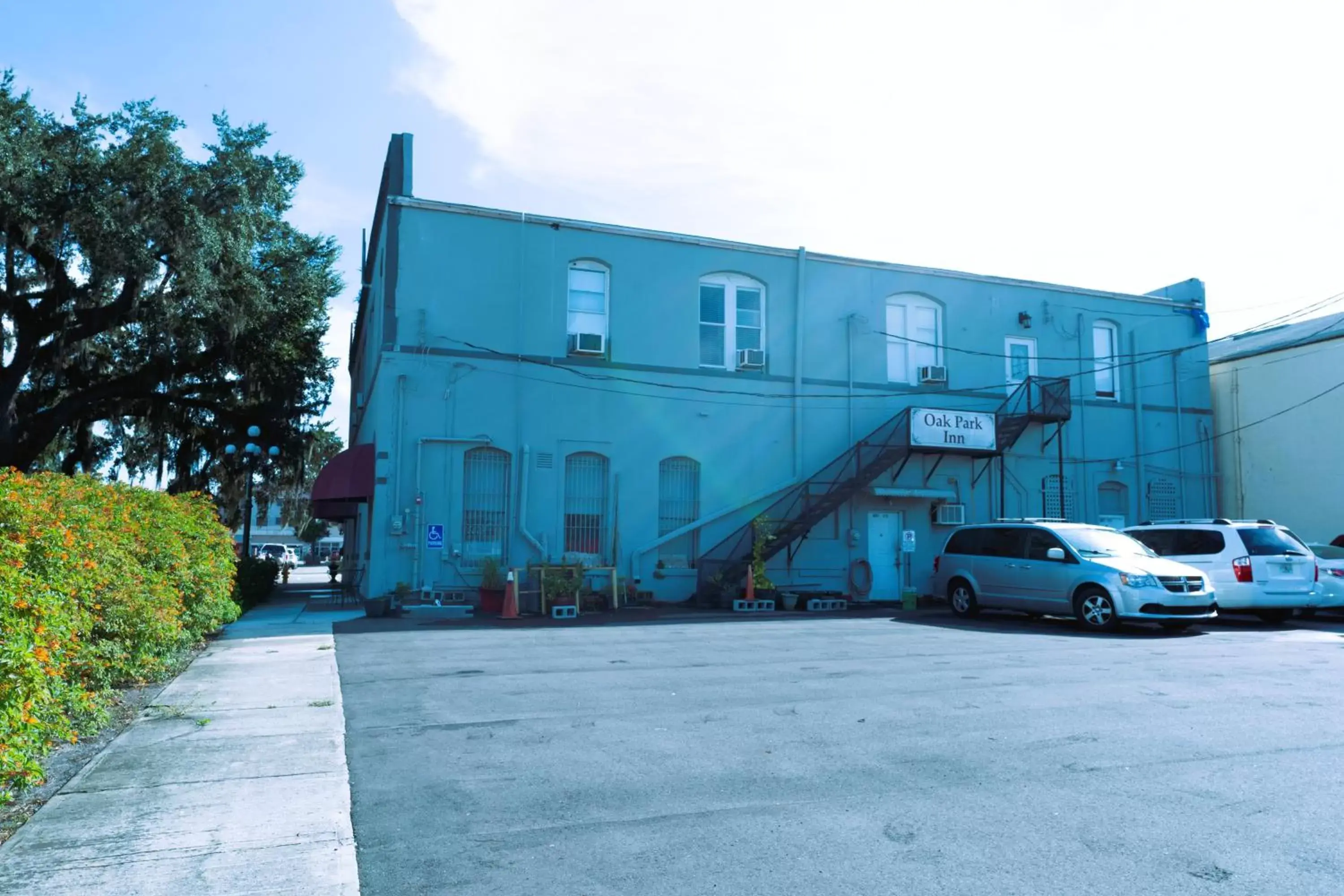 Parking, Property Building in Oak Park Inn