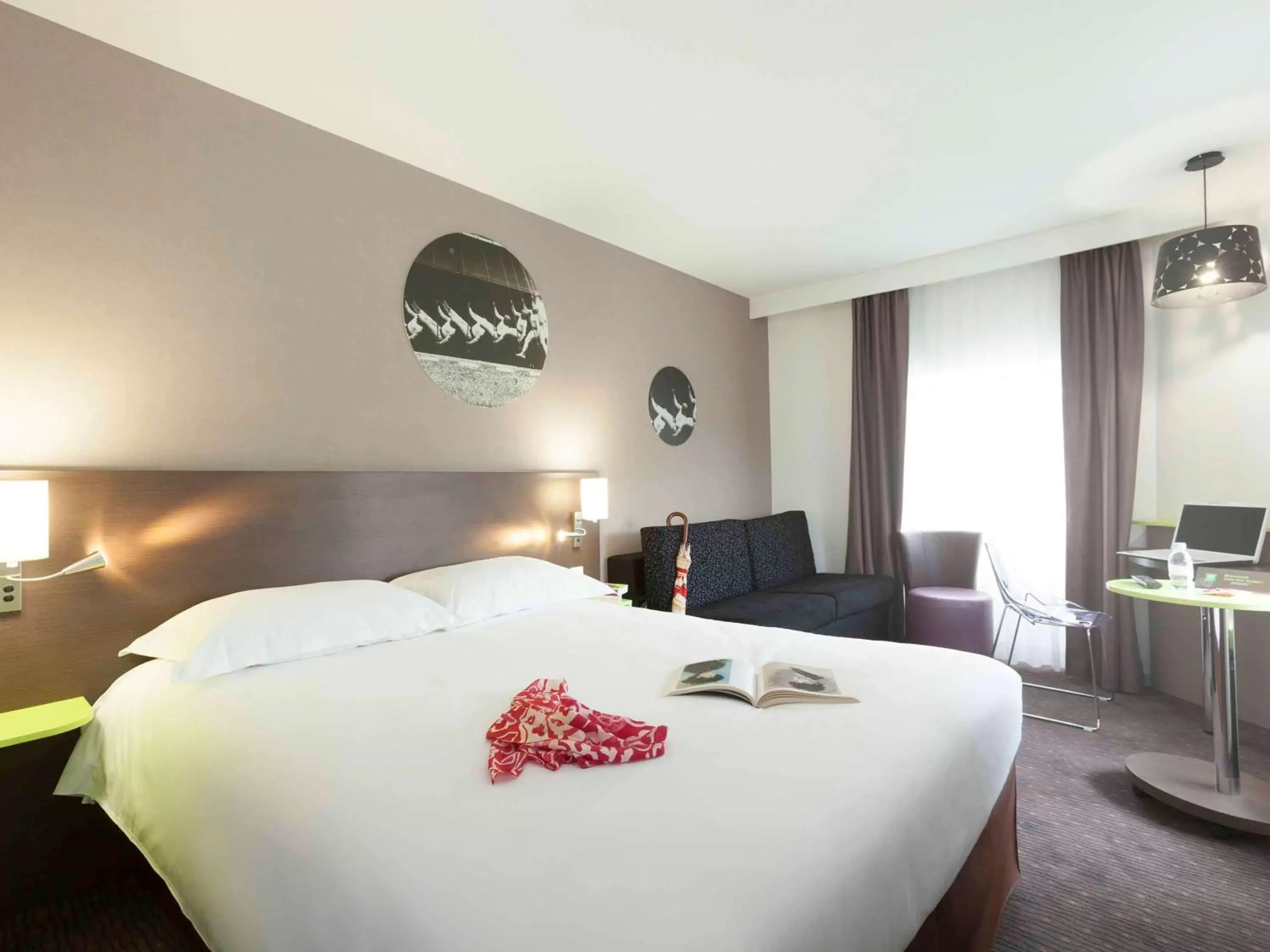 Photo of the whole room, Bed in ibis Styles Beaune Centre