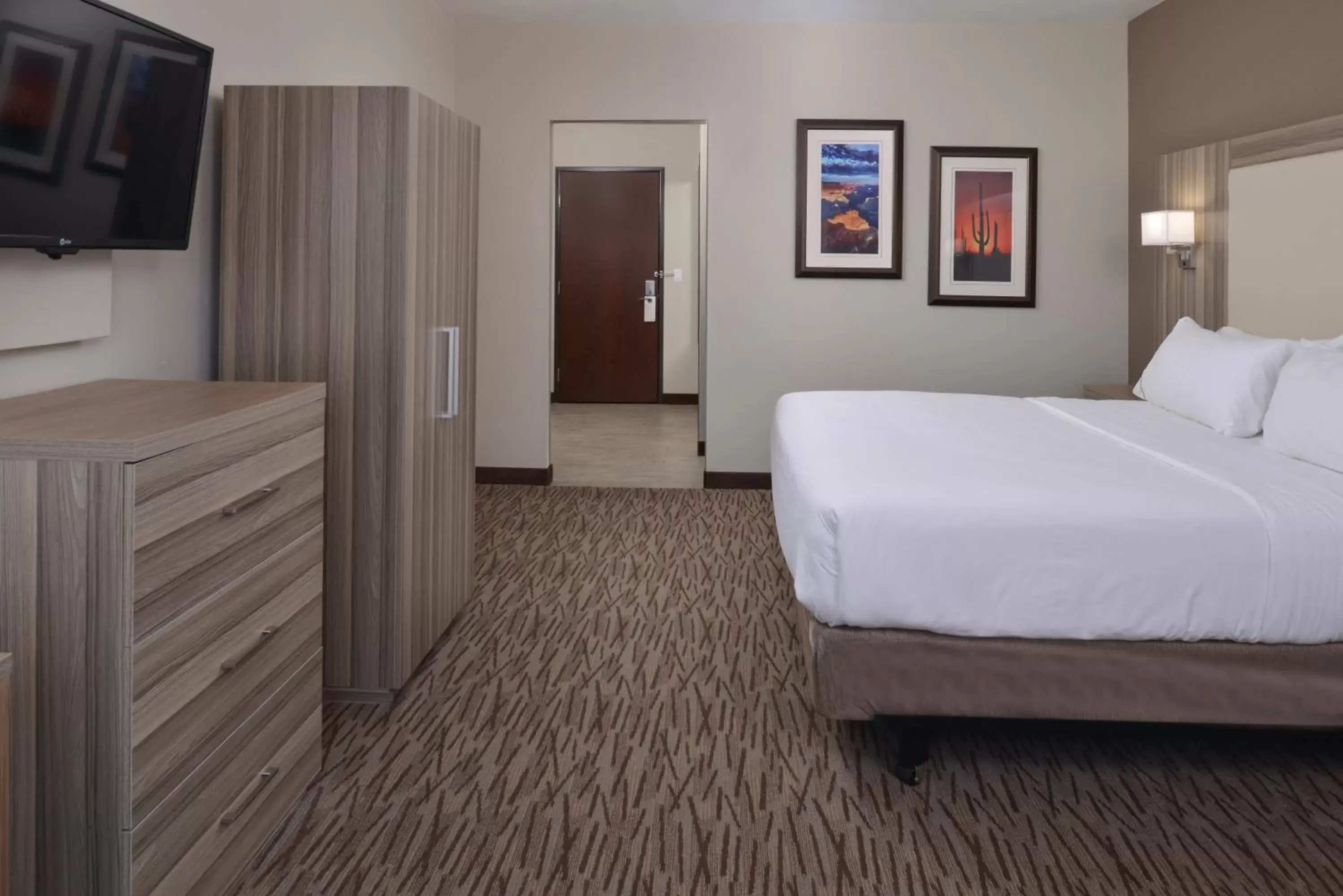 Photo of the whole room, Bed in Holiday Inn Express & Suites Williams, an IHG Hotel