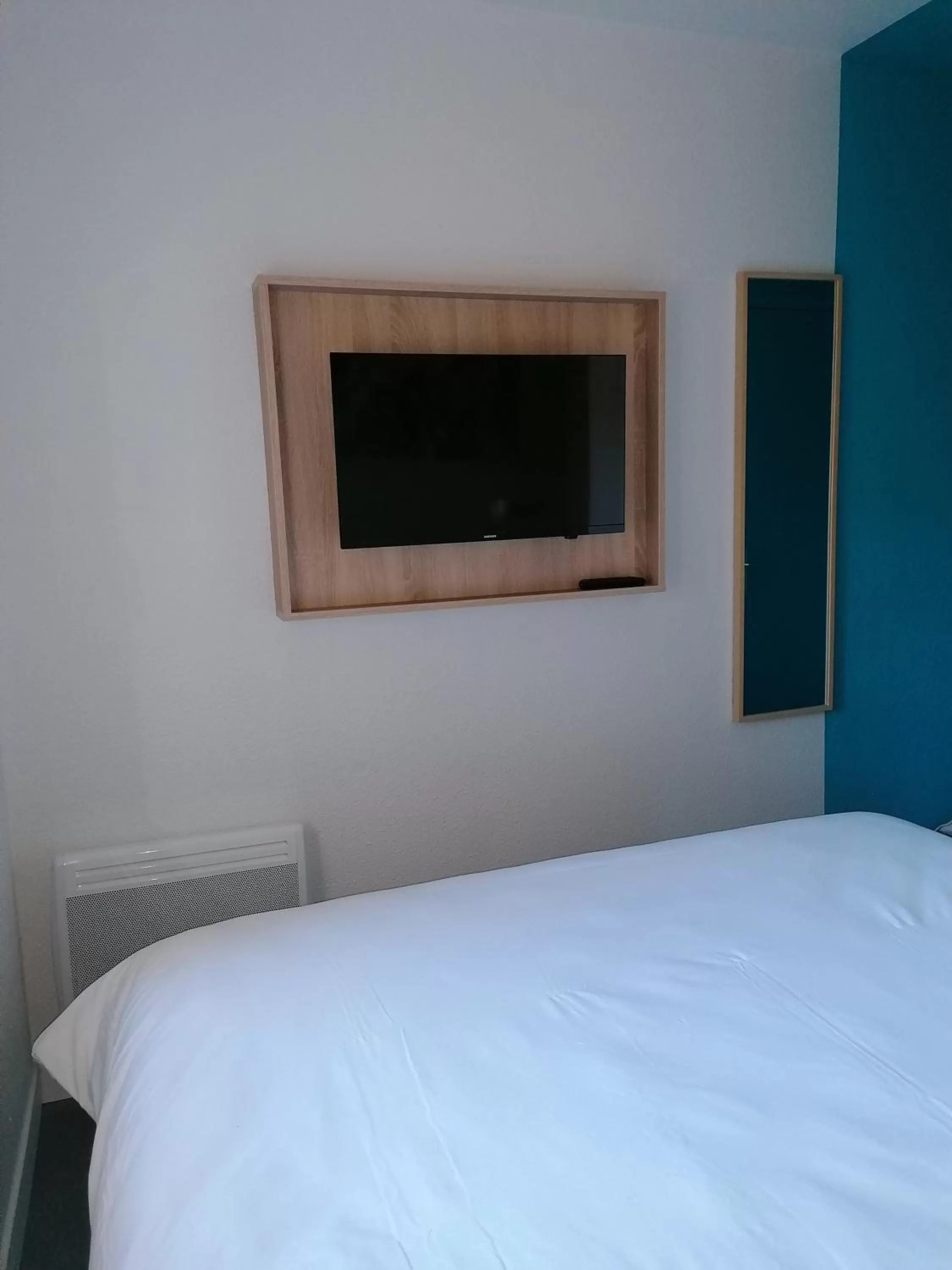 TV and multimedia, Bed in Kyriad Direct Orleans - Olivet - La Source