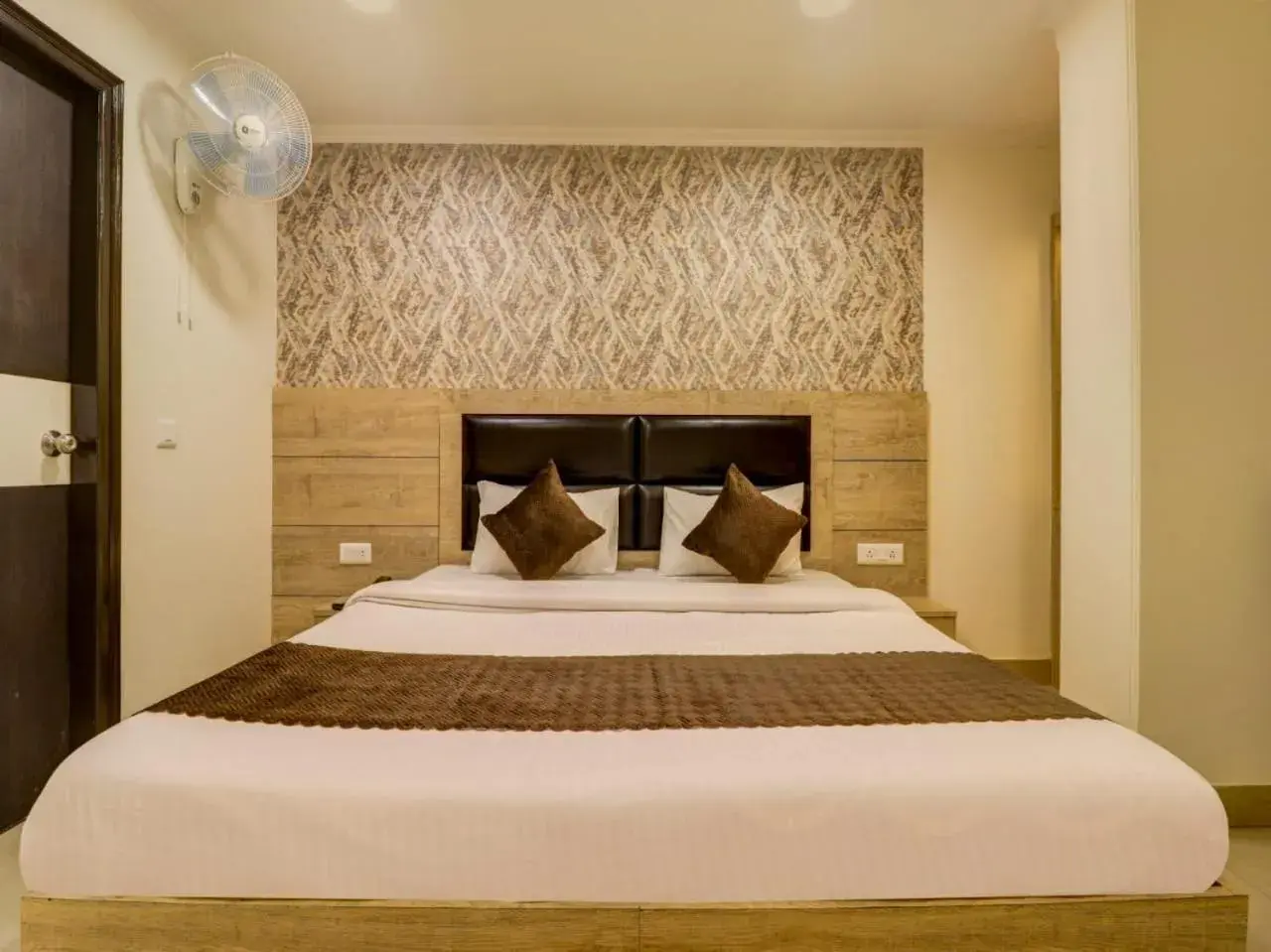 Bedroom, Bed in Hotel Dakha International