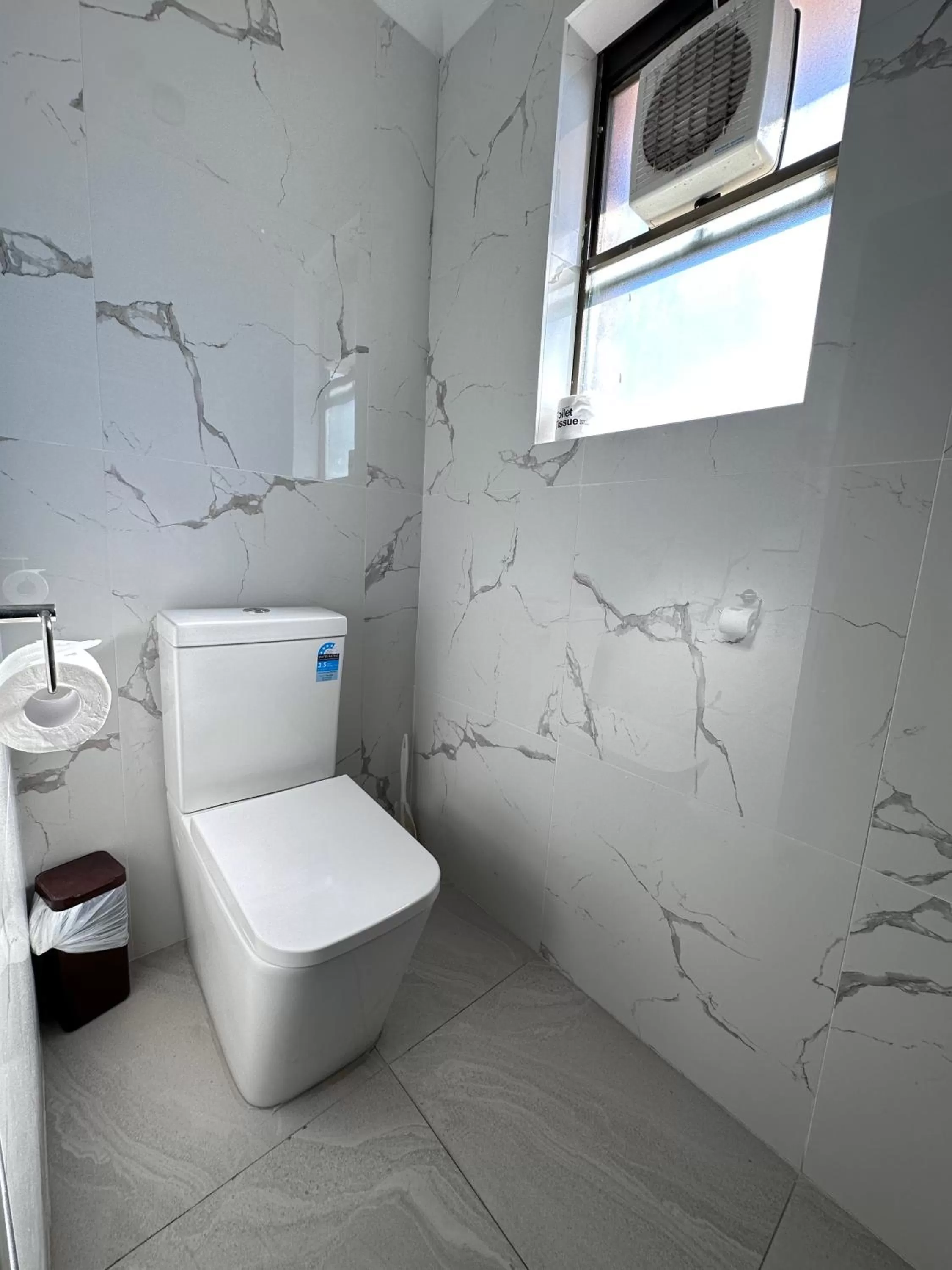 Toilet in Spa Village Travel Inn