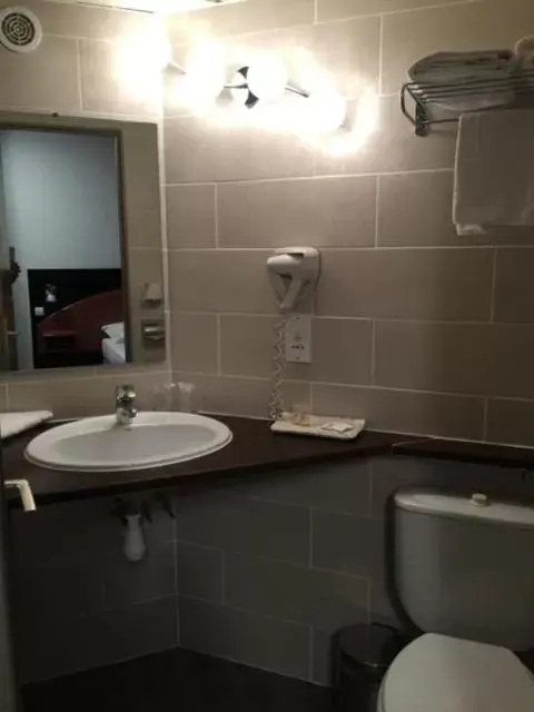Bathroom in Hôtel Du Baou