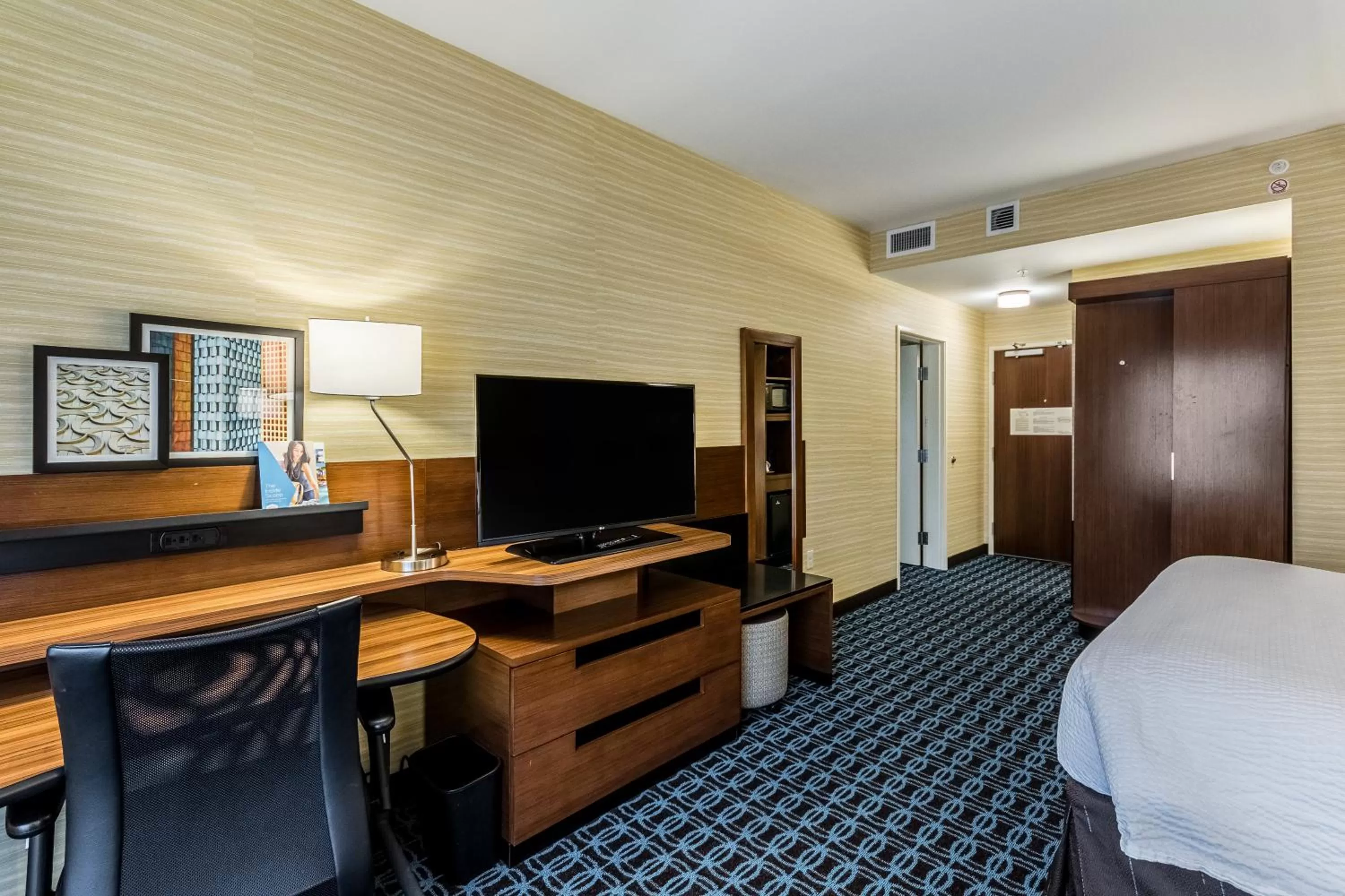 TV and multimedia, Bed in Fairfield Inn & Suites by Marriott Butte