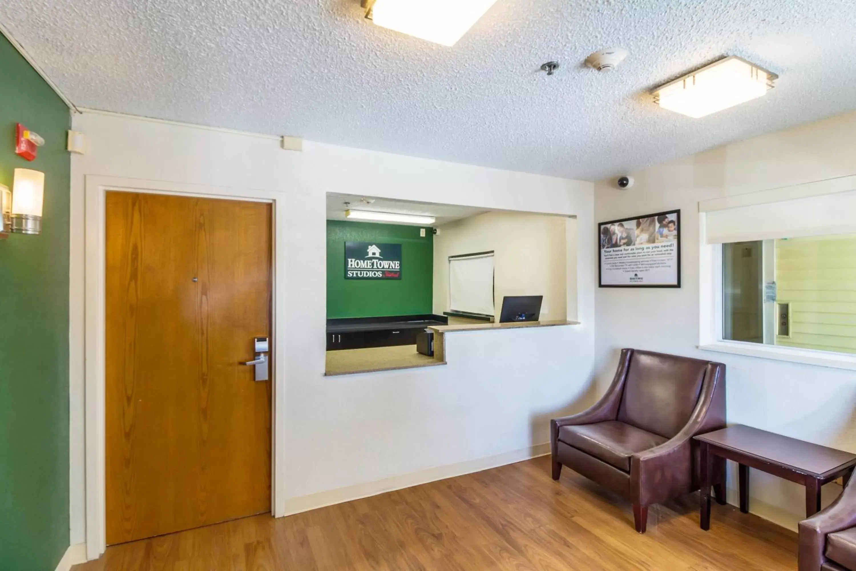 Lobby or reception, TV/Entertainment Center in HomeTowne Studios by Red Roof Houston - West Oaks