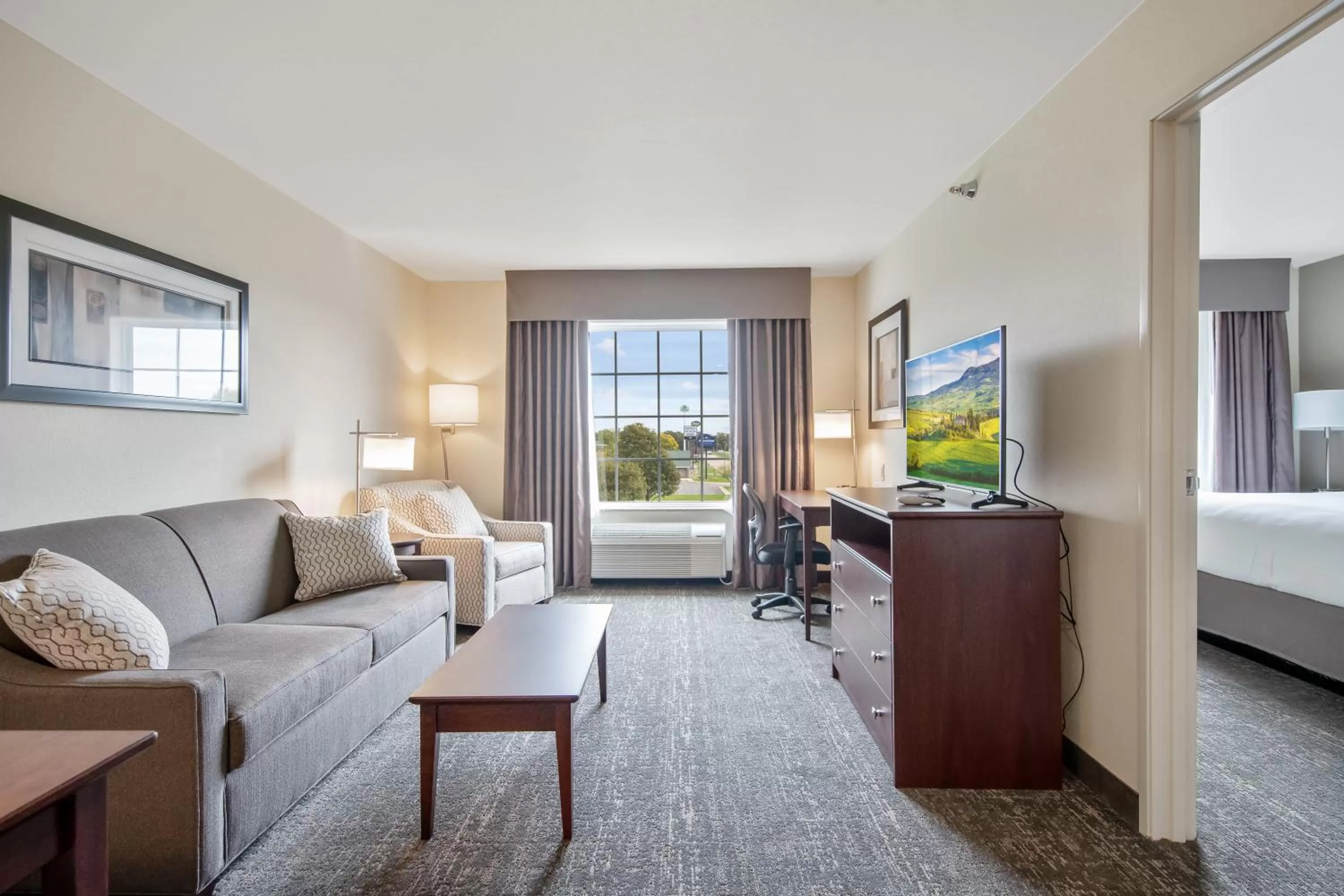 Living room, Bed in Cobblestone Hotel & Suites - Austin