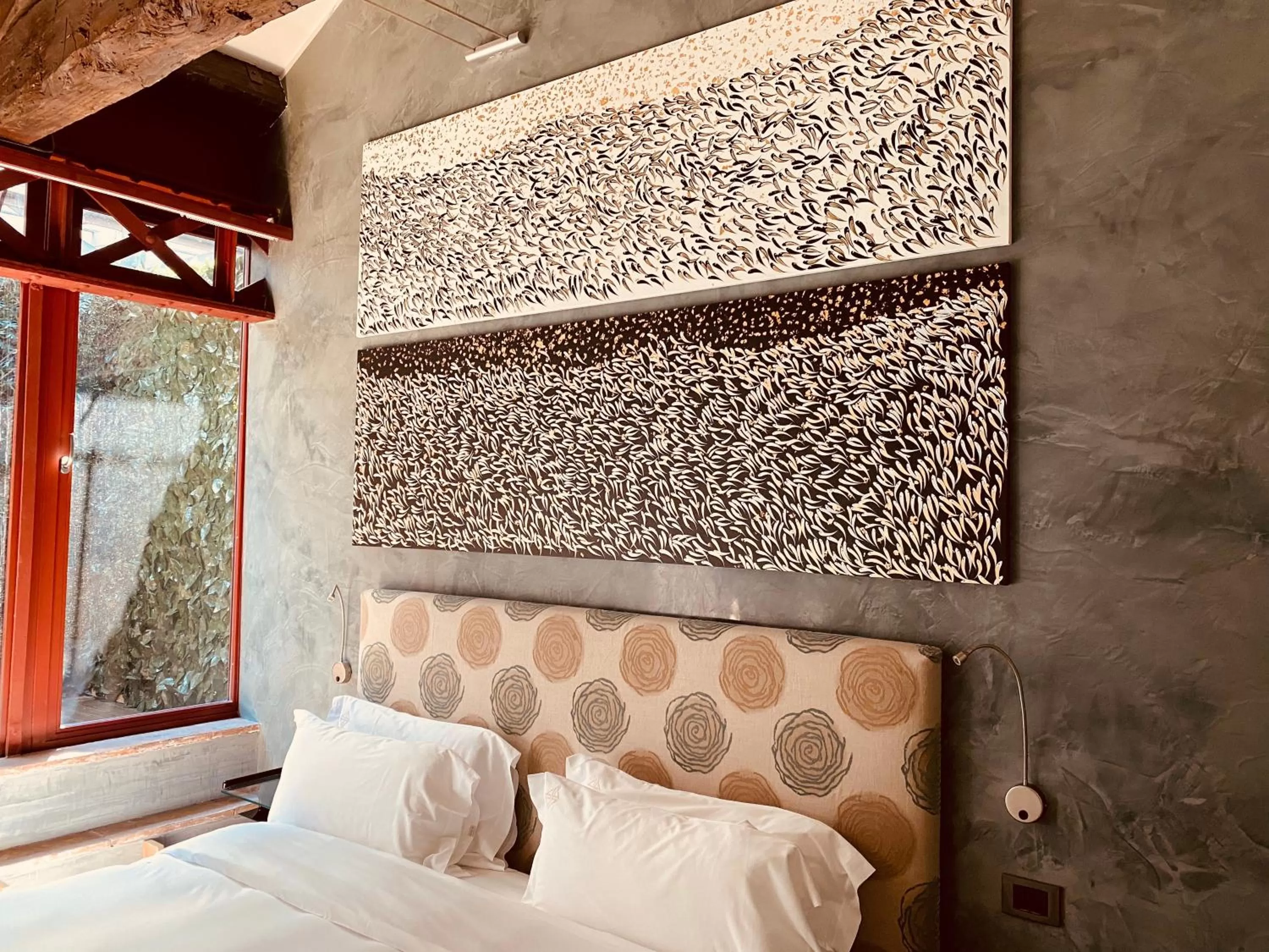 Decorative detail, Bed in Galleria Vik Milano - Townhouse Galleria - Small Luxury Hotels of the World